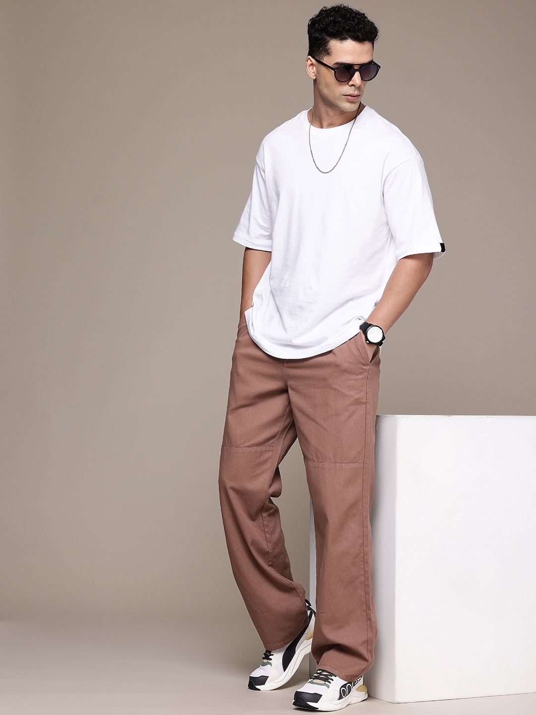 

The Roadster Life Co. Men Pure Cotton Straight Fit Trousers, Mauve