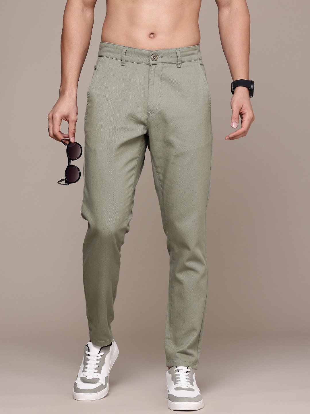 

The Roadster Life Co. Men Pure Cotton Chinos Trousers, Green