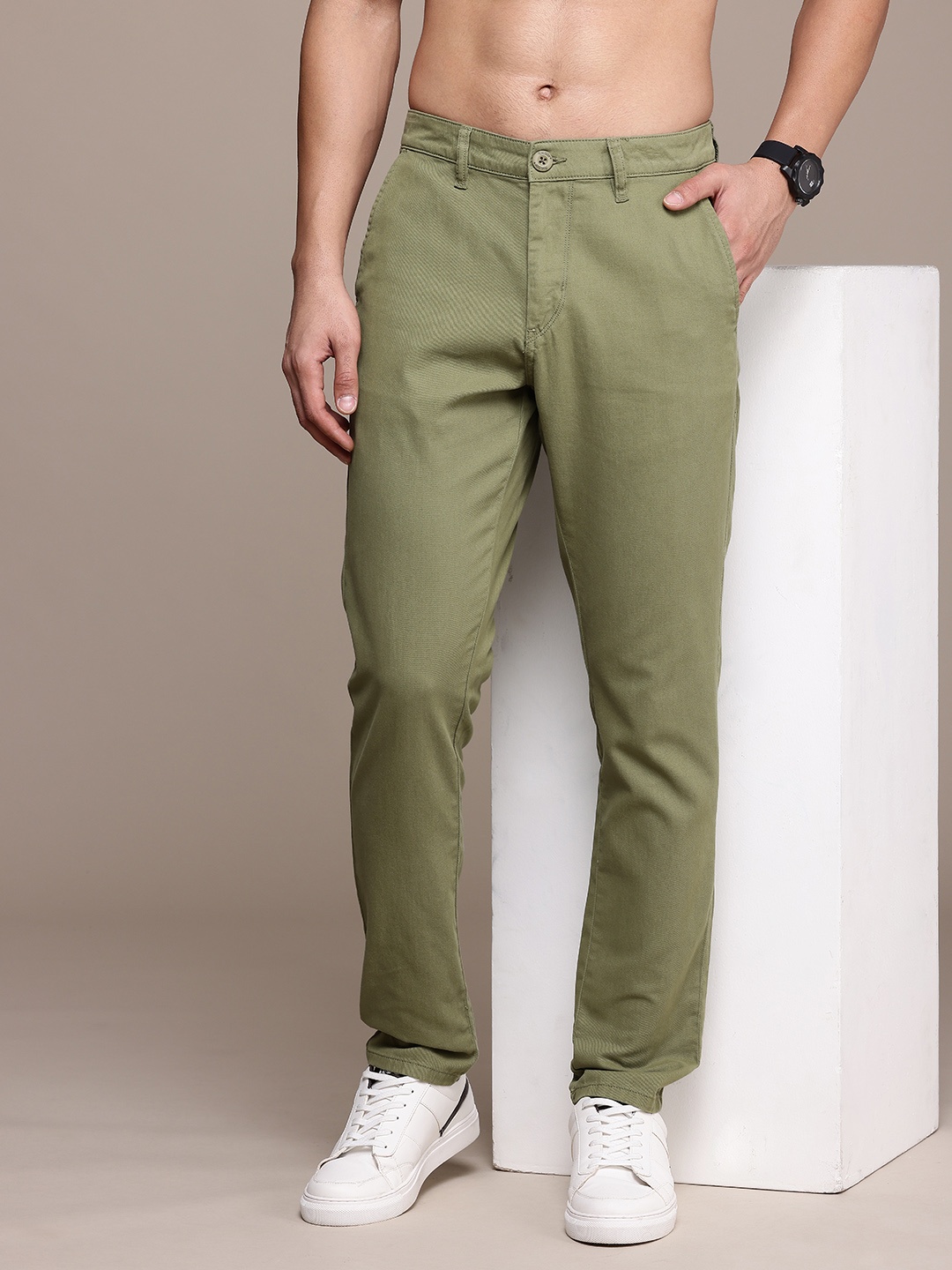 

The Roadster Life Co. Men Tapered Fit Pure Cotton Chinos Trousers, Olive