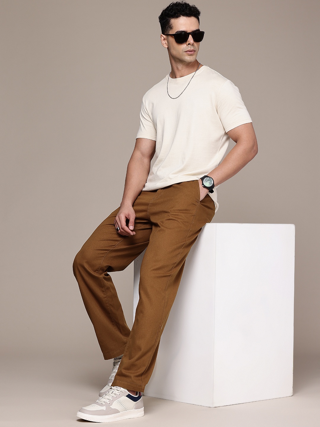 

The Roadster Life Co. Men Pure Cotton Straight Fit Chinos Trousers, Brown
