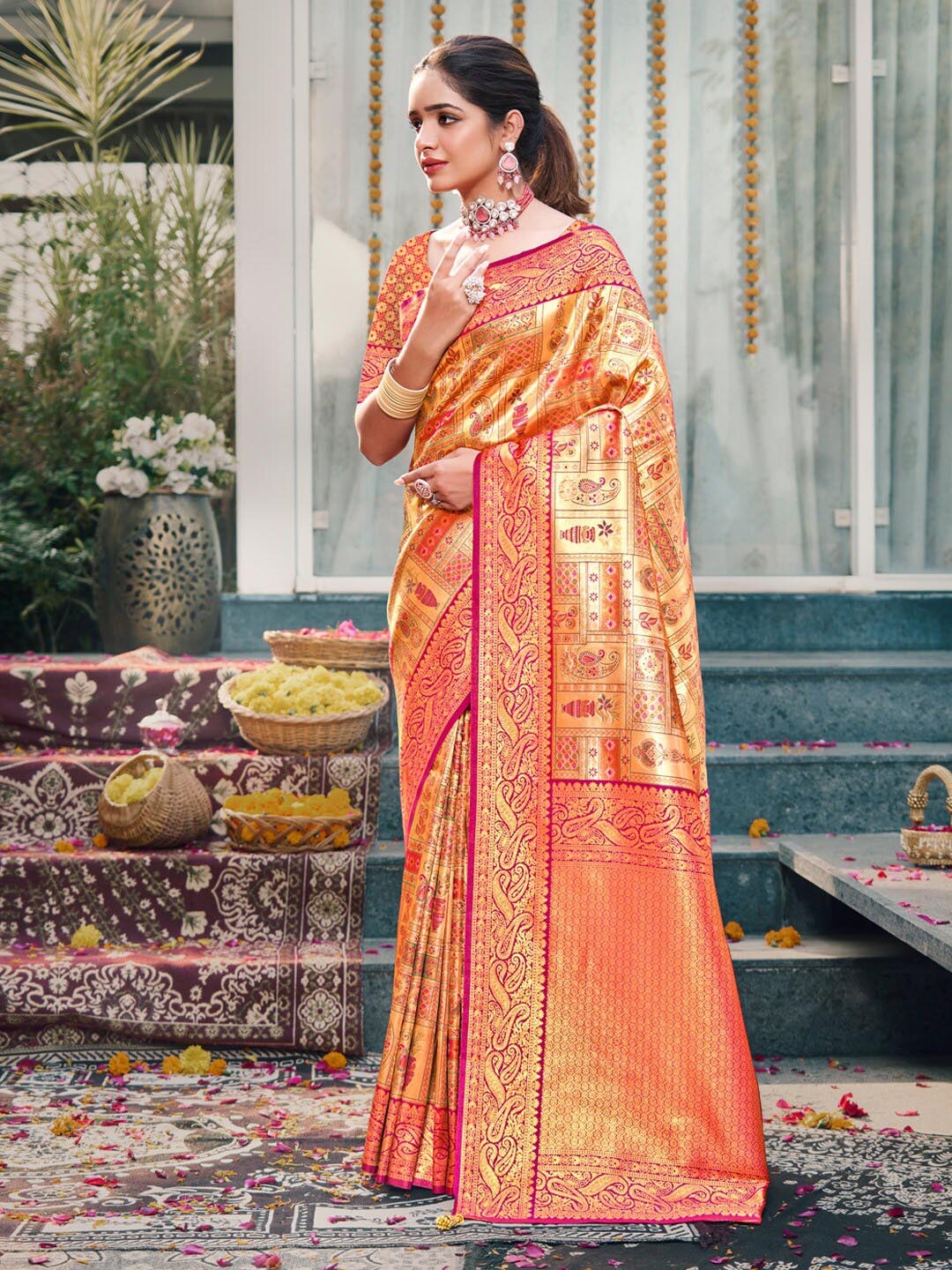 

SANGAM PRINTS Ethnic Motifs Woven Design Zari Banarasi Saree, Purple