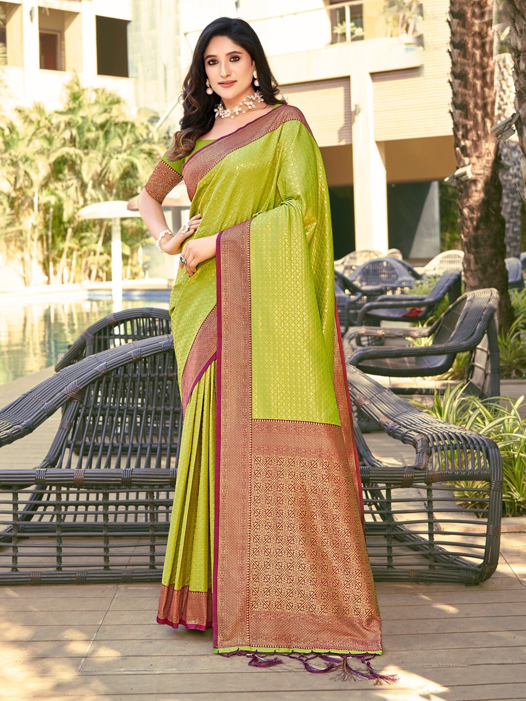 

SANGAM PRINTS Geometric Woven Design Zari Banarasi Saree, Green