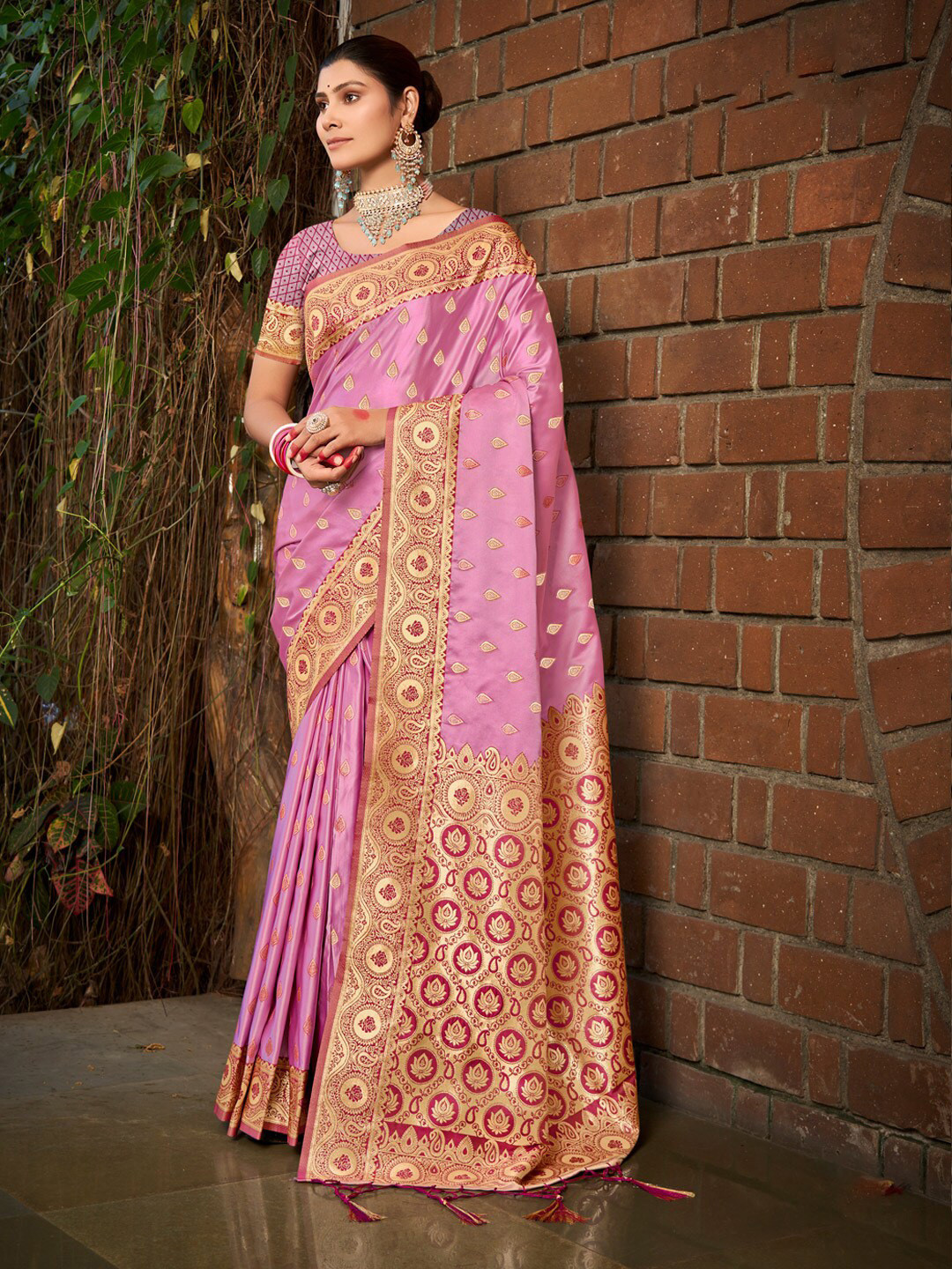 

SANGAM PRINTS Ethnic Motifs Woven Design Zari Satin Banarasi Saree, Purple