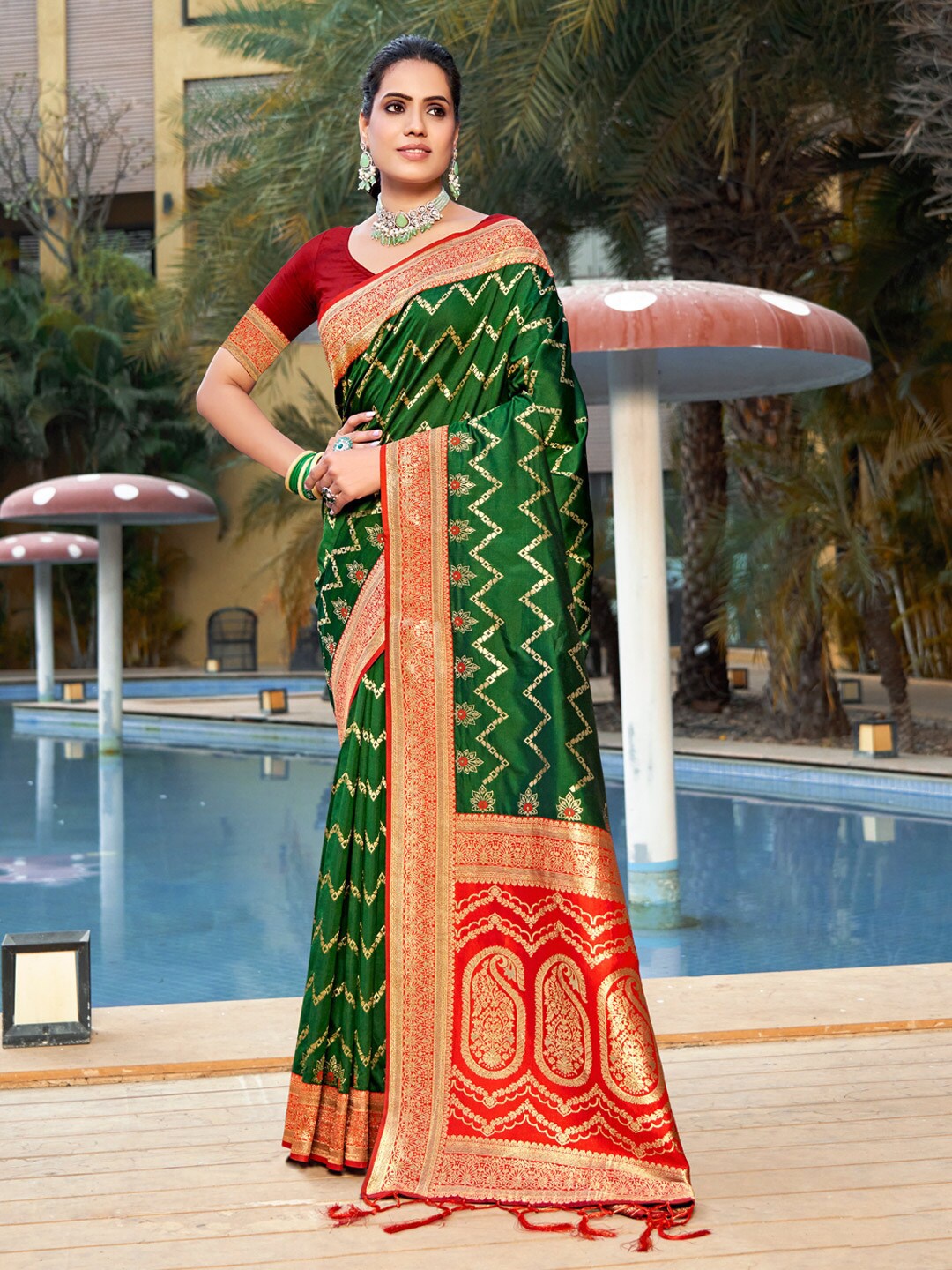 

SANGAM PRINTS Ethnic Motifs Woven Design Zari Banarasi Saree, Green