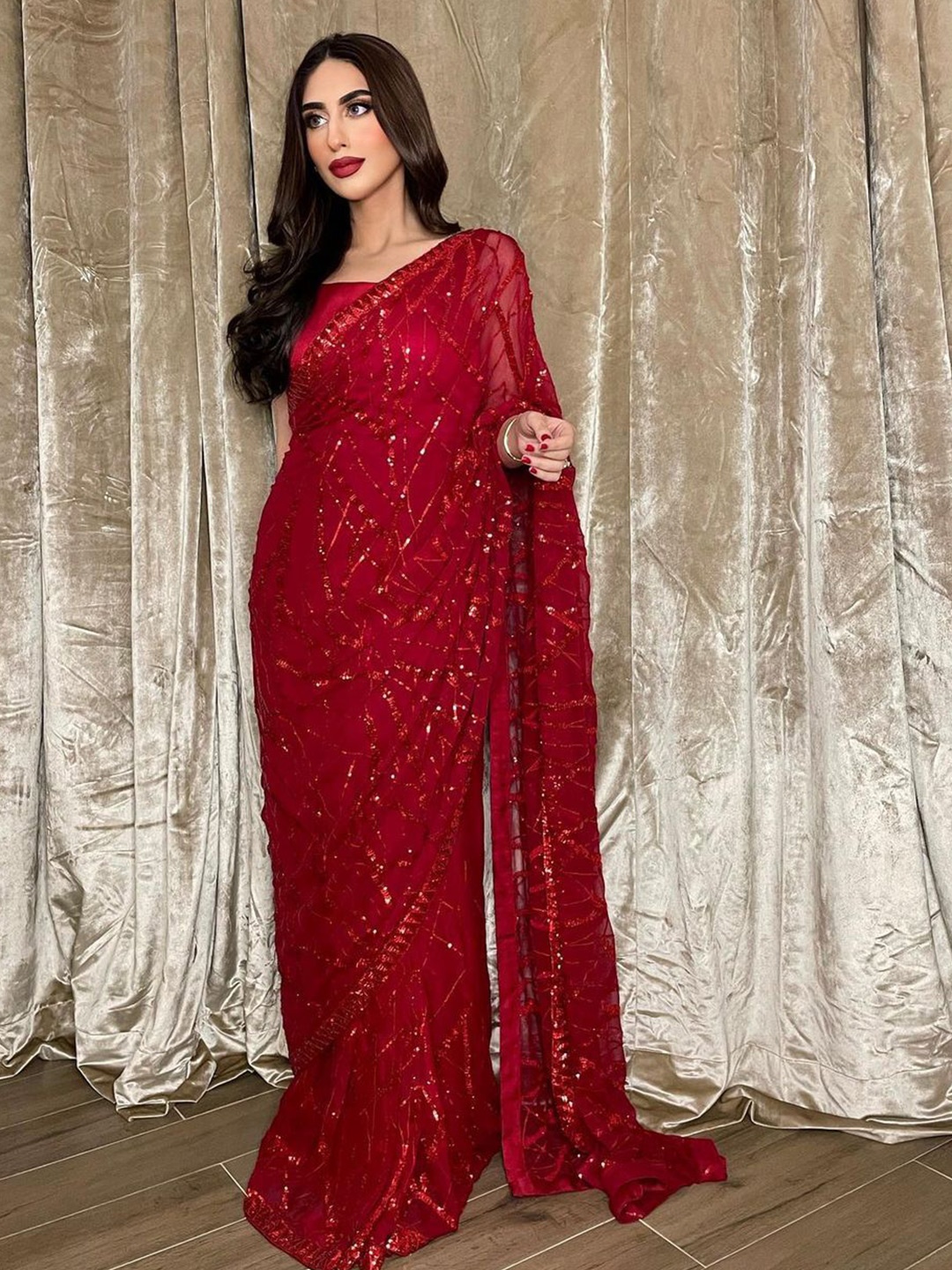 

Ekasya Embellished Sequinned Heavy Work Saree, Red