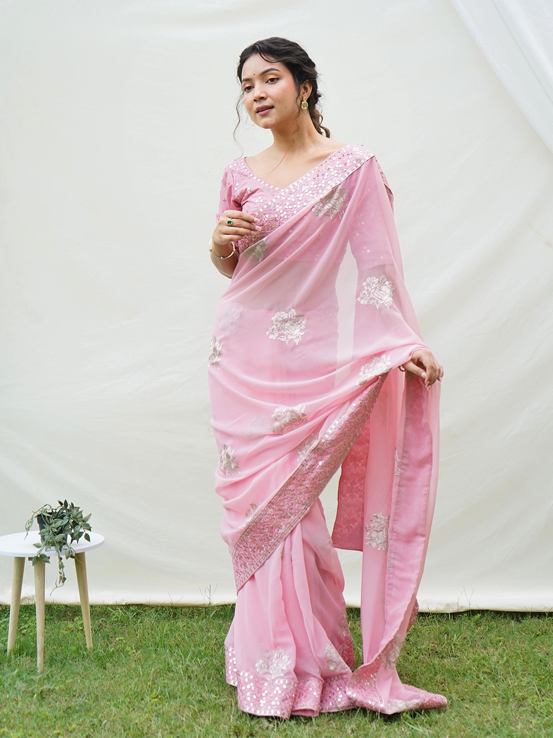 

Ekasya Floral Embellished Embroidered Saree, Mauve