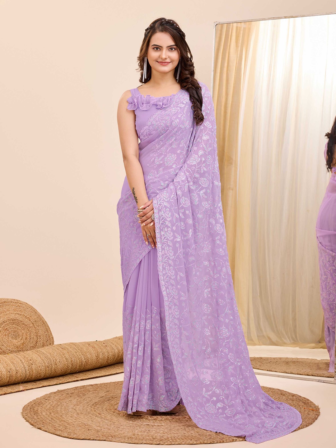 

VAIRAGEE Floral Embroidered Saree, Lavender