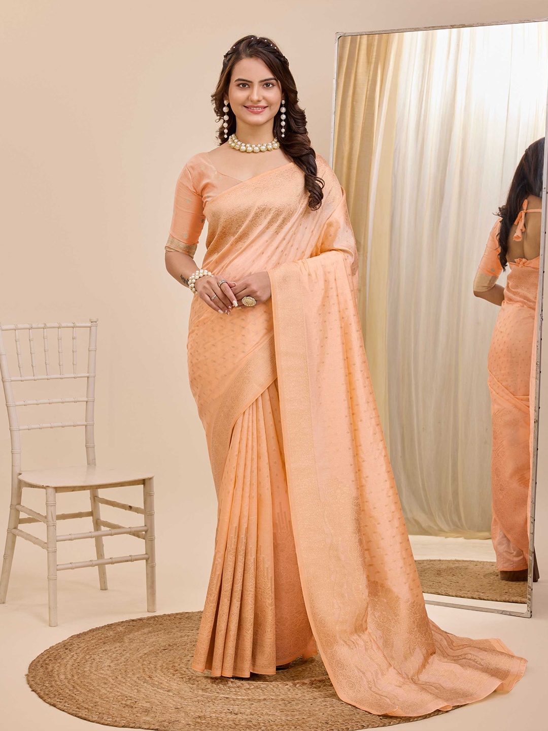 

VAIRAGEE Woven Design Zari Saree, Peach