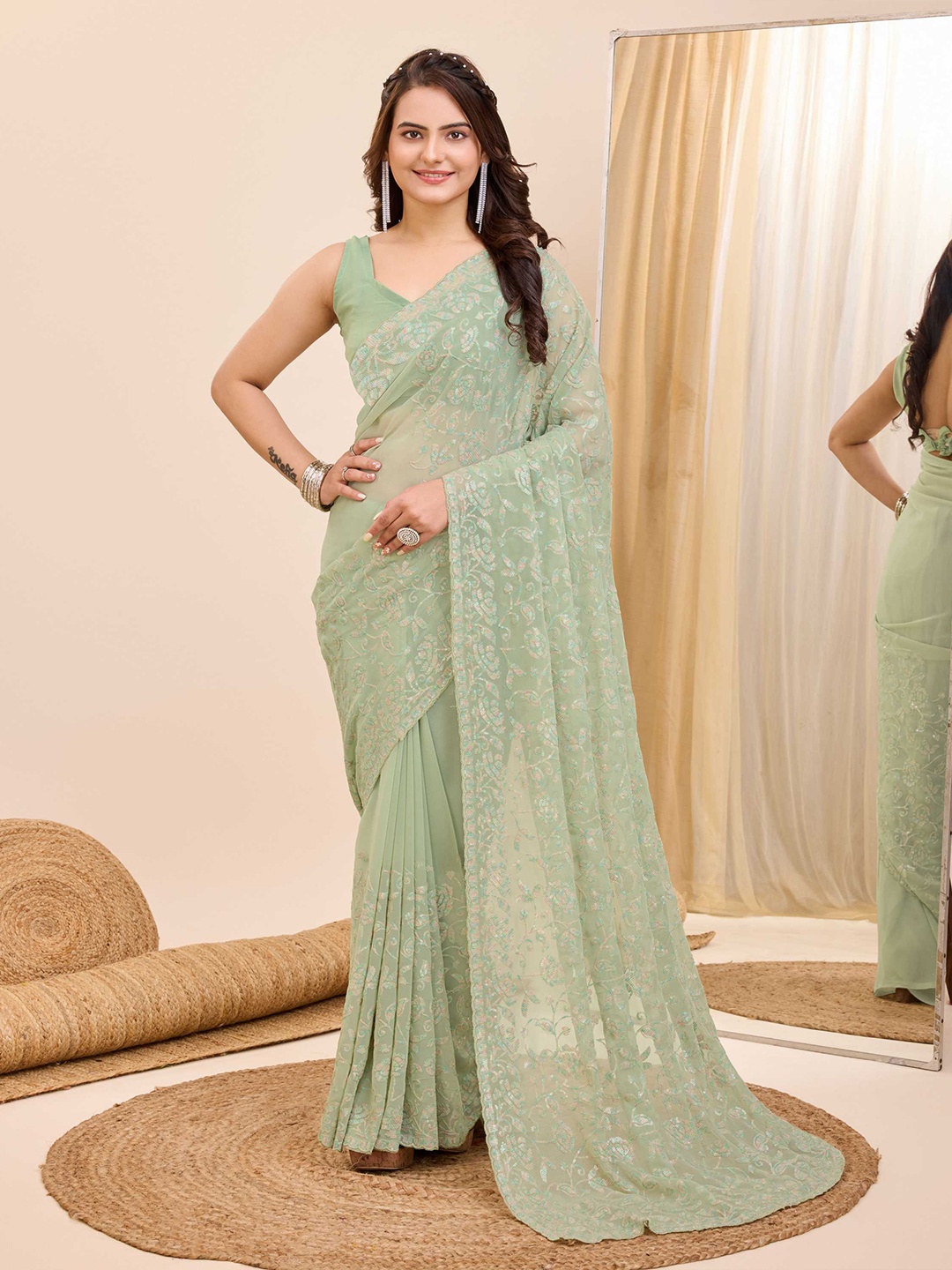 

VAIRAGEE Floral Embroidered Saree, Olive