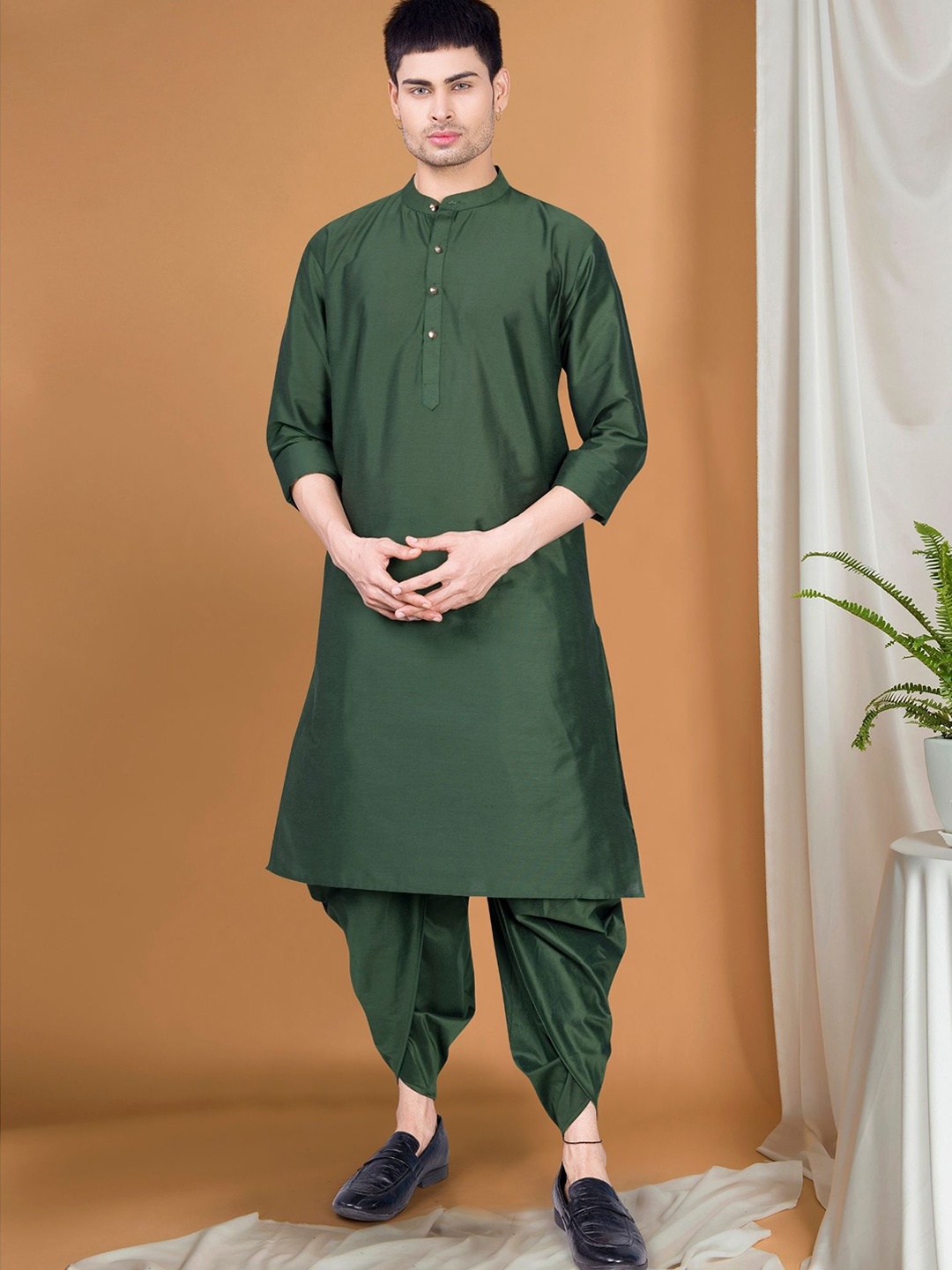 

SHIWAM ETHNIX Mandarin Collar Cuffed Sleeves Straight Kurta With Dhoti Pant, Green