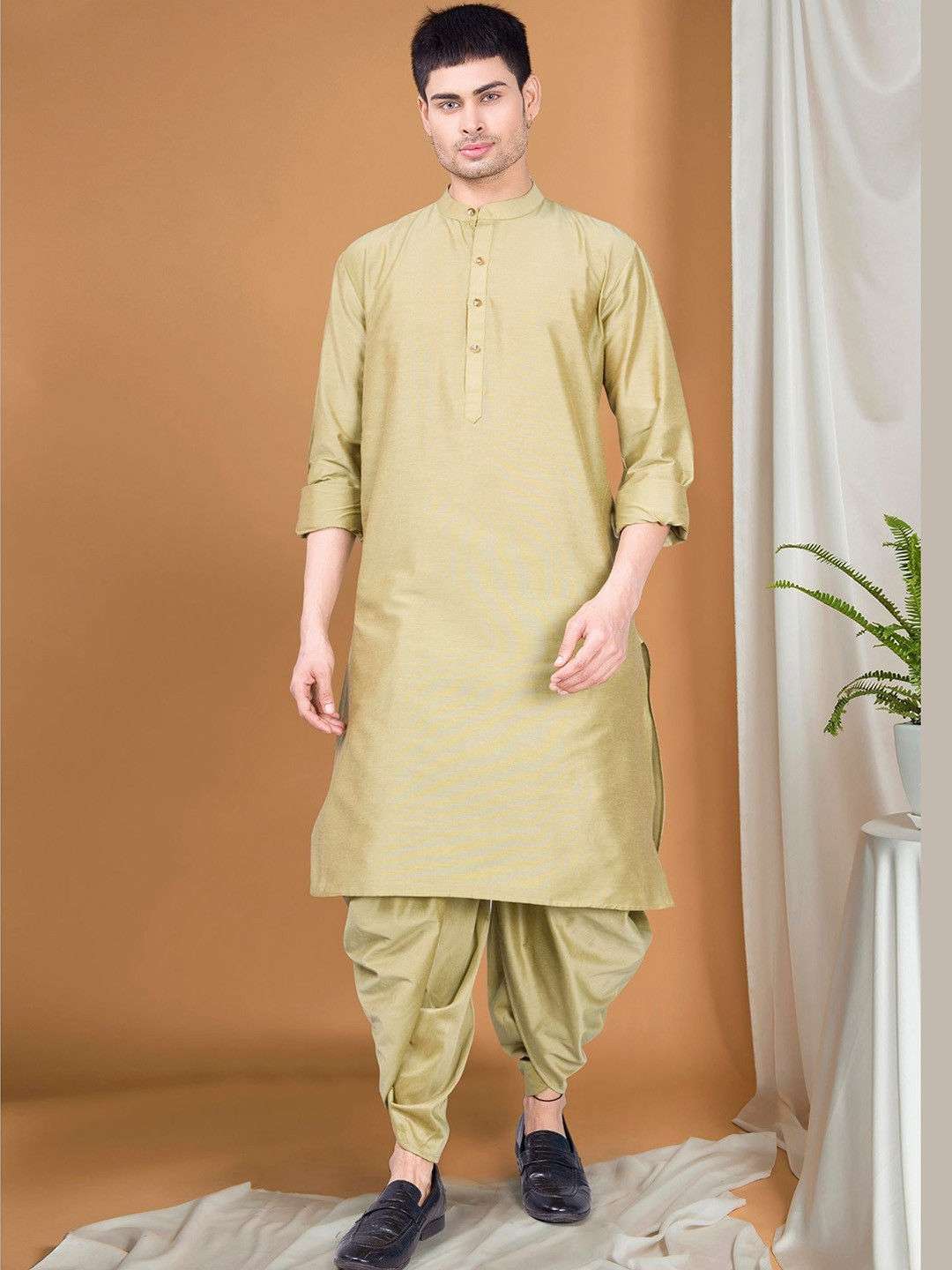 

SHIWAM ETHNIX Mandarin Collar Cuffed Sleeves Straight Kurta With Dhoti Pant, Green