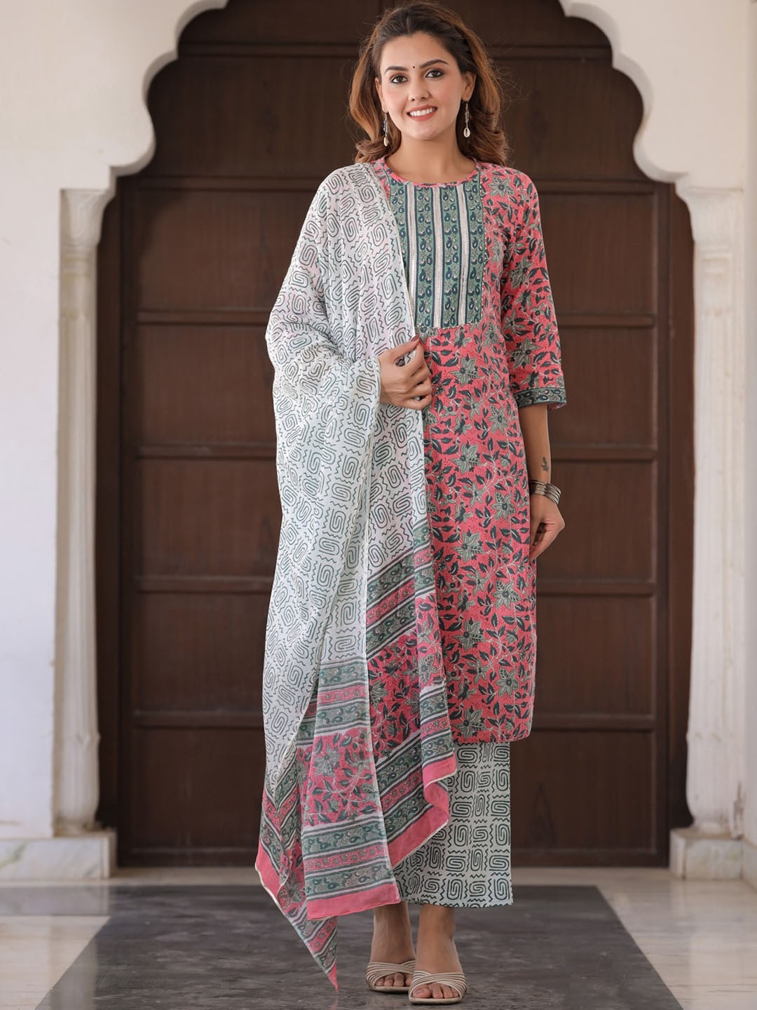 

Jaipur Kurti Floral Printed Round Neck Pure Cotton Kurta with Palazzos & Dupatta, Pink