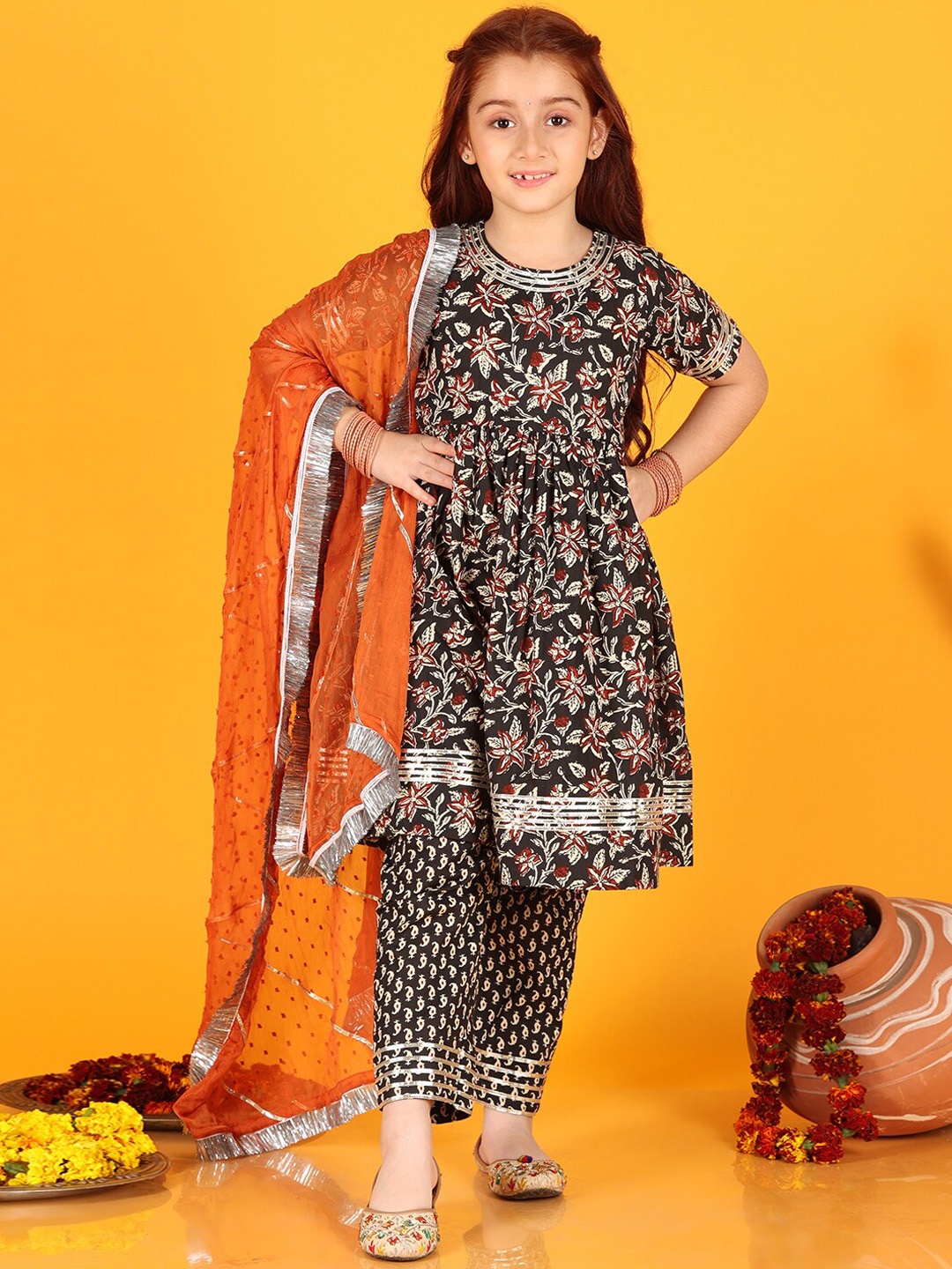 

Jilmil Girls Ethnic Motifs Printed Gotta Patti Pleated Anarkali Kurta Set, Black