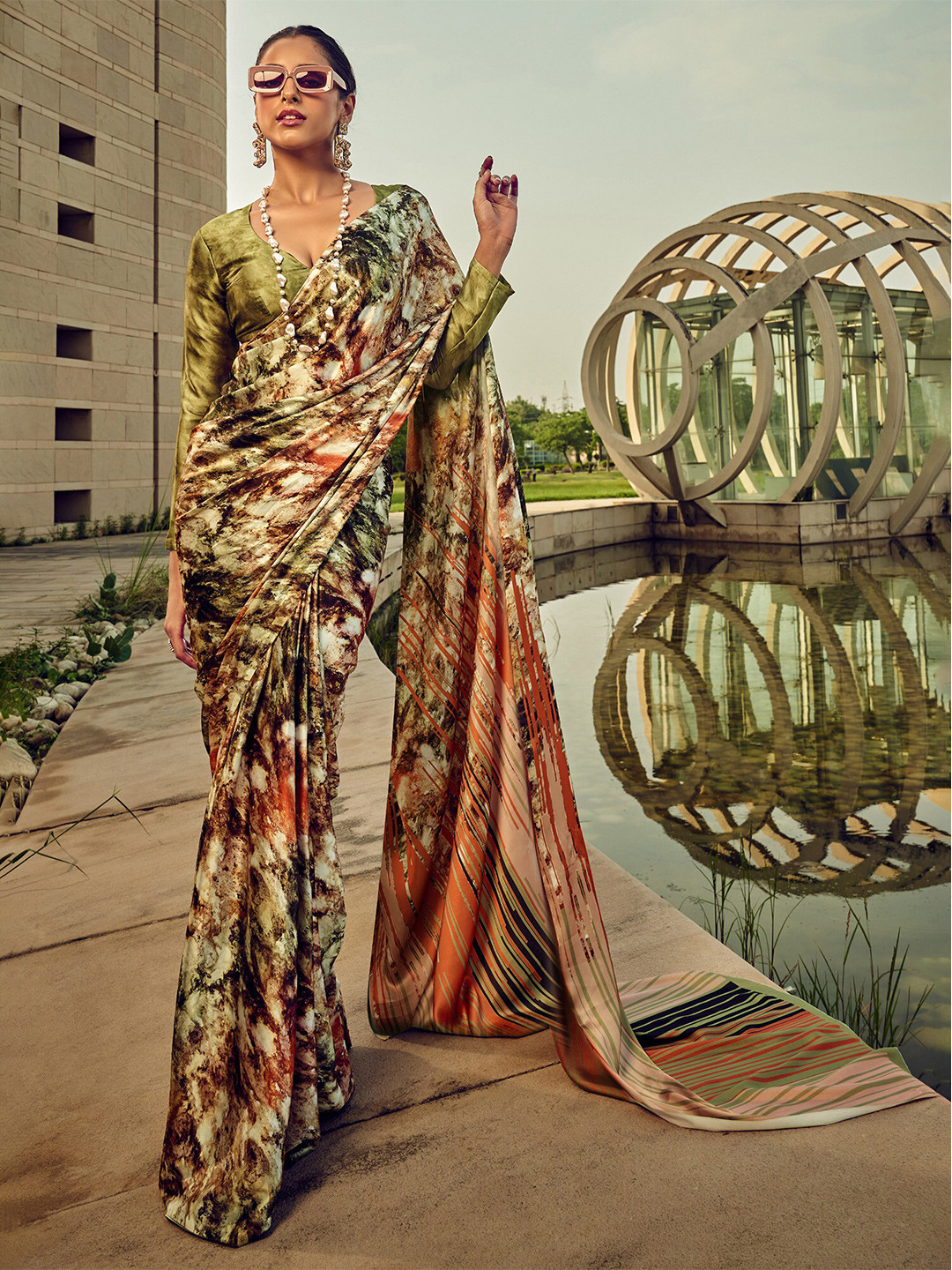 

elora Abstract Printed Satin Saree, Green
