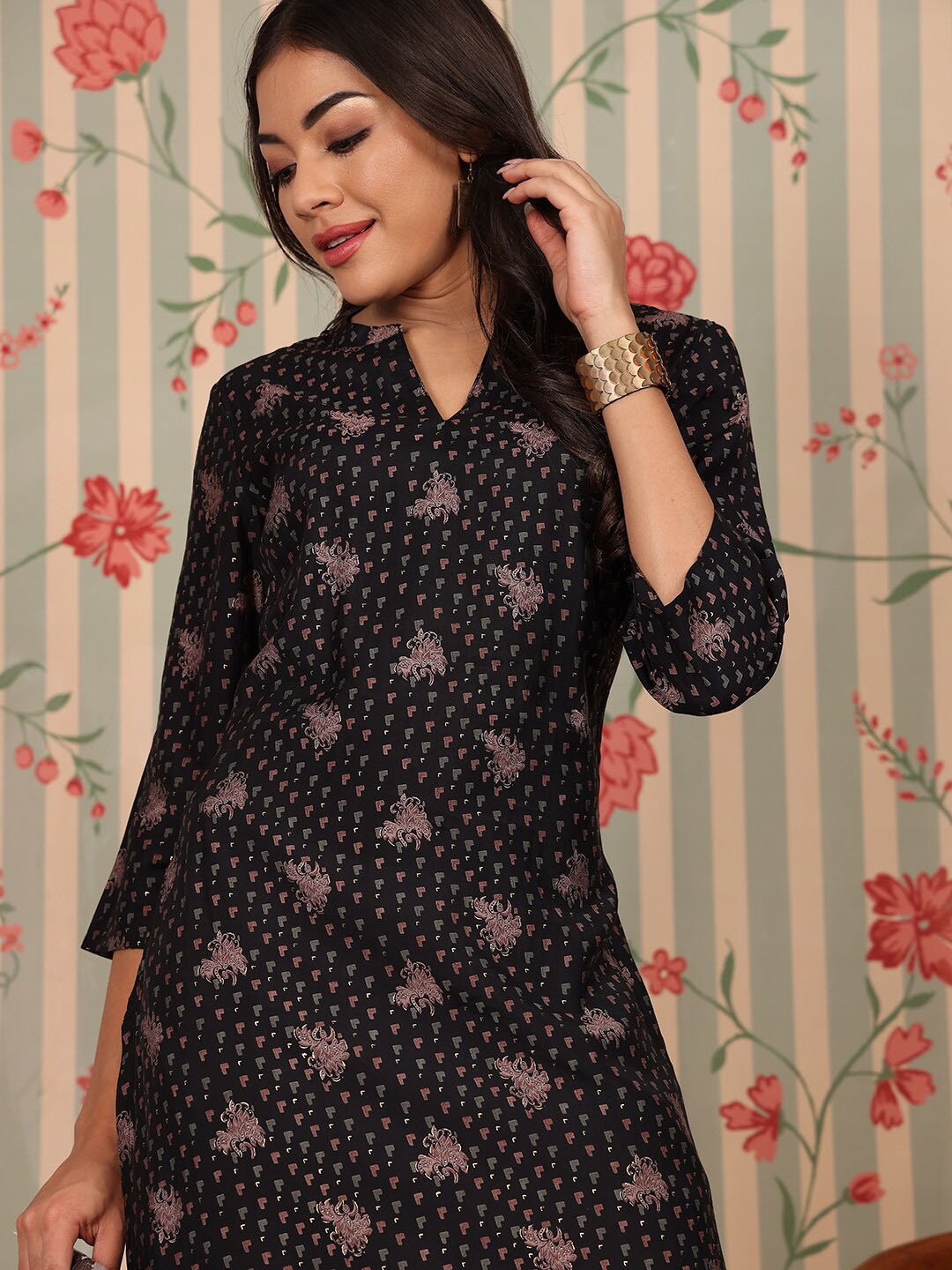 

Ode by House of Pataudi Floral Printed Straight Chanderi Silk Kurta with Trousers, Black
