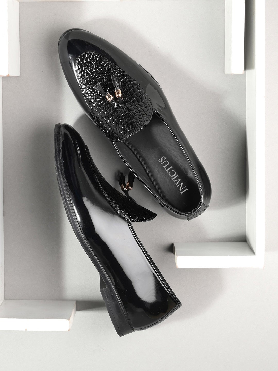 

INVICTUS Men Textured Round Toe Formal Loafers, Black