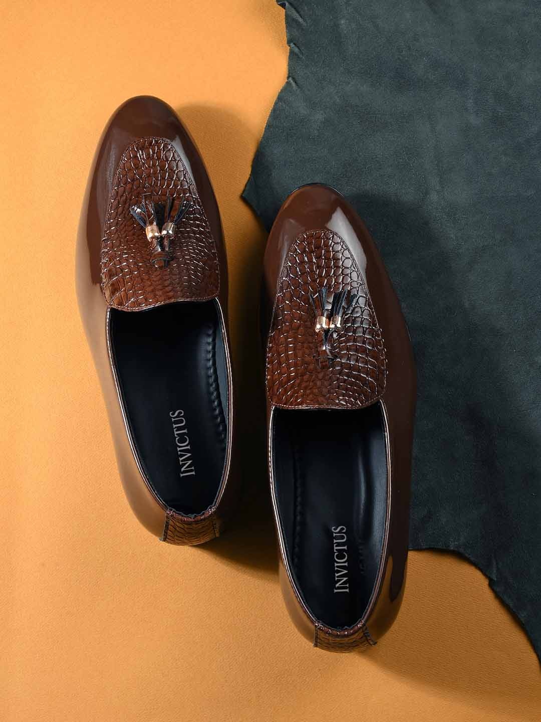 

INVICTUS Men Textured Round Toe Formal Loafers, Brown
