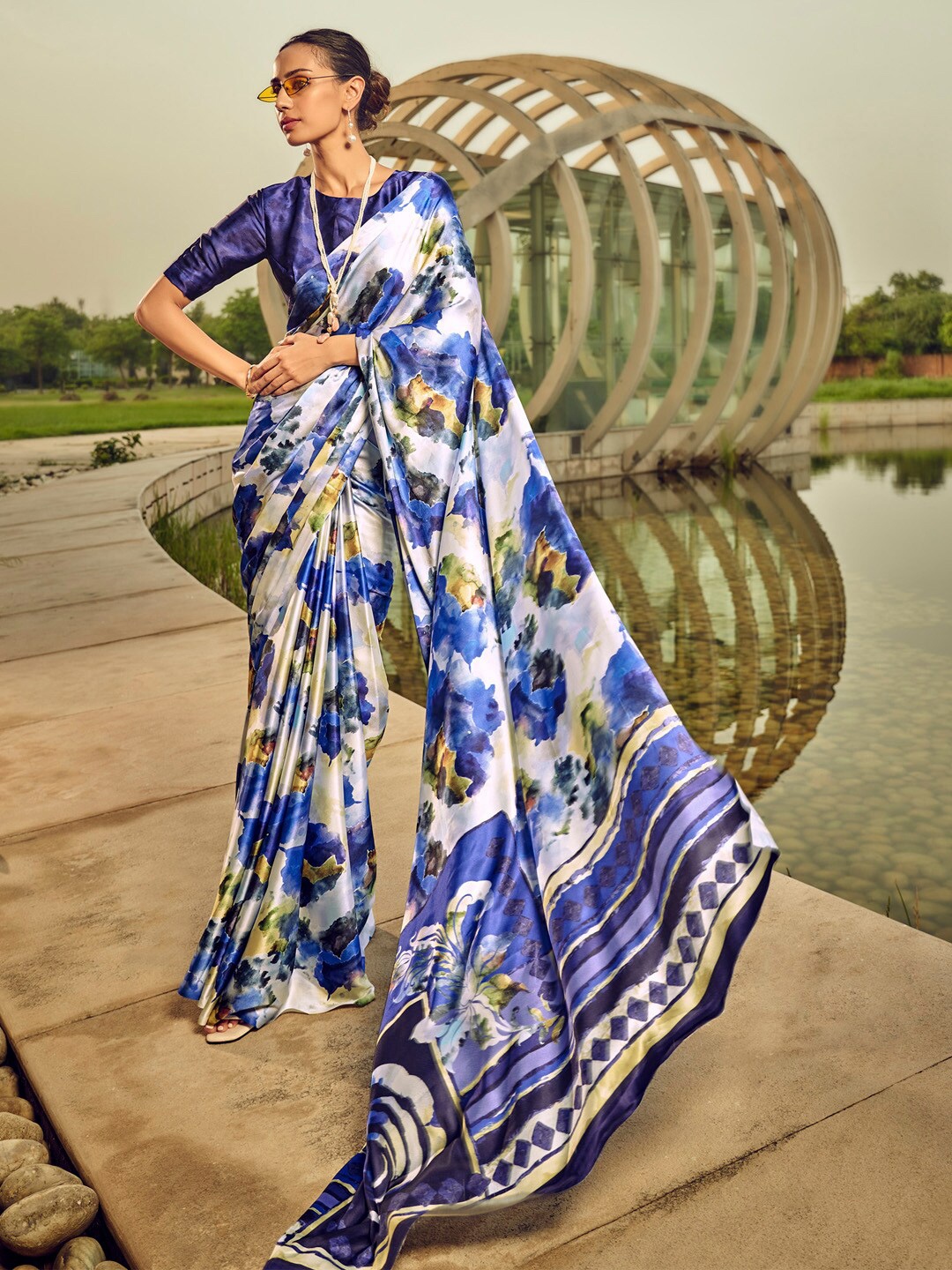 

Mitera Abstract Printed Satin Saree, Off white