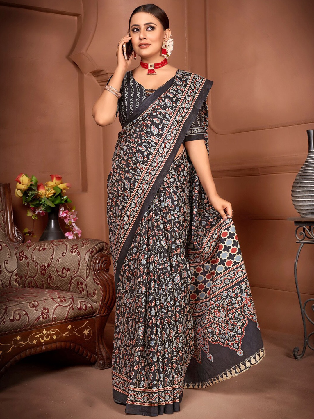 

KALINI Floral Printed Poly Cotton Bagru Saree, Black