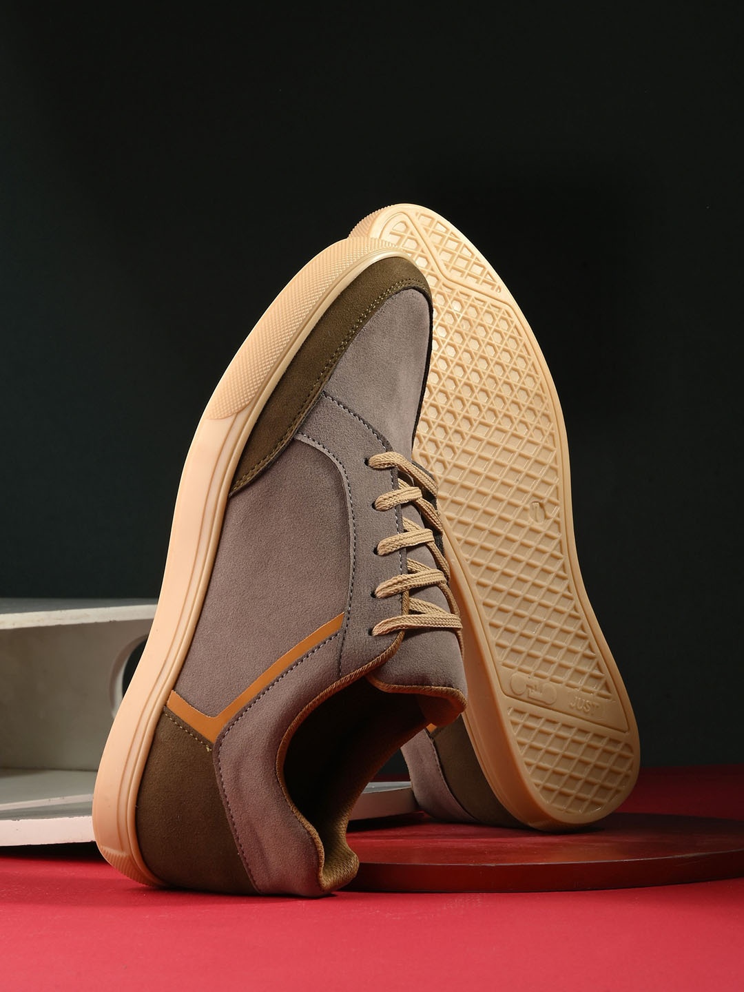 

The Roadster Lifestyle Co. Men Brown Lace-Up Casual Sneakers