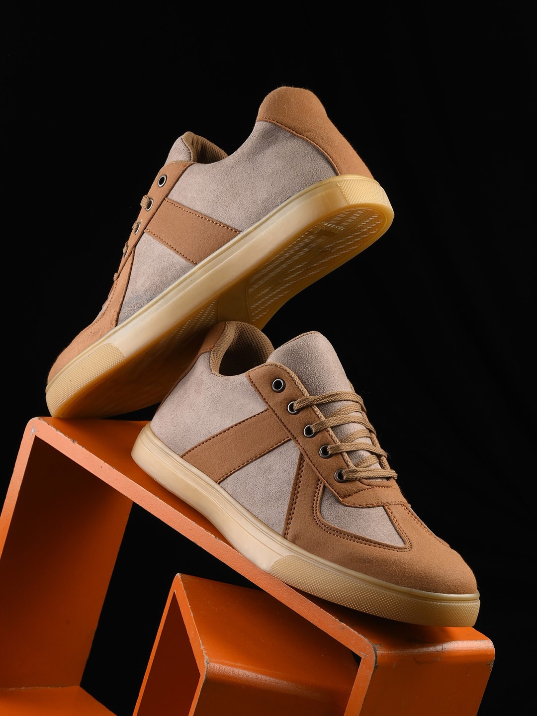 

The Roadster Lifestyle Co. Men Tan Toned Lace-Up Casual Sneakers