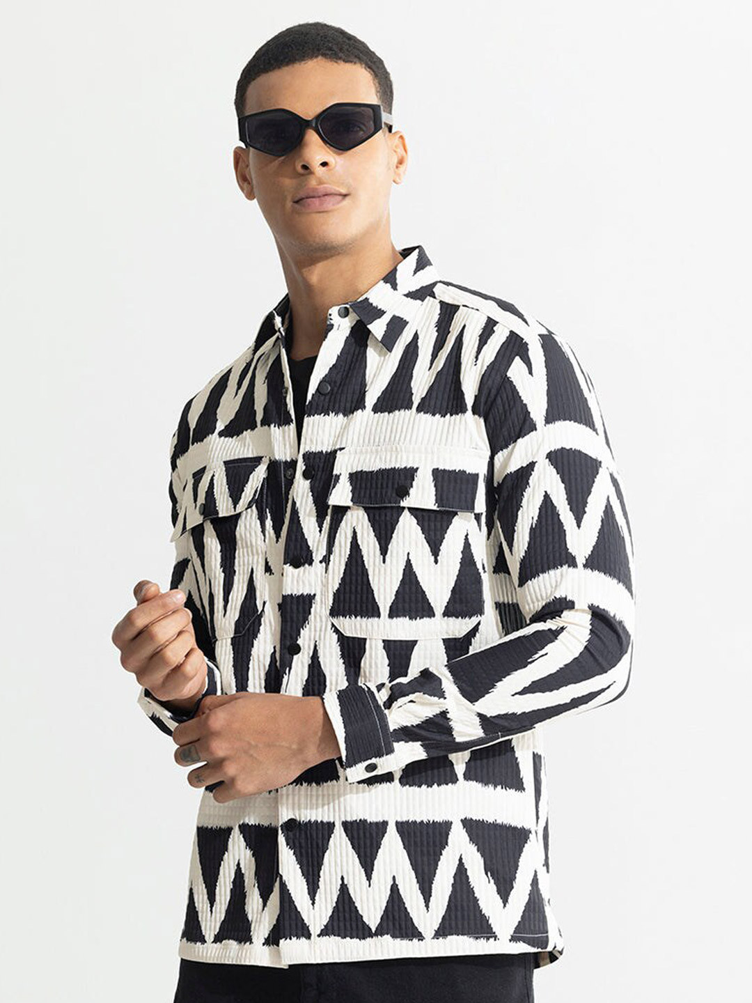 

Snitch Black & White Zig Zag Printed Classic Tailored Fit Casual Shirt
