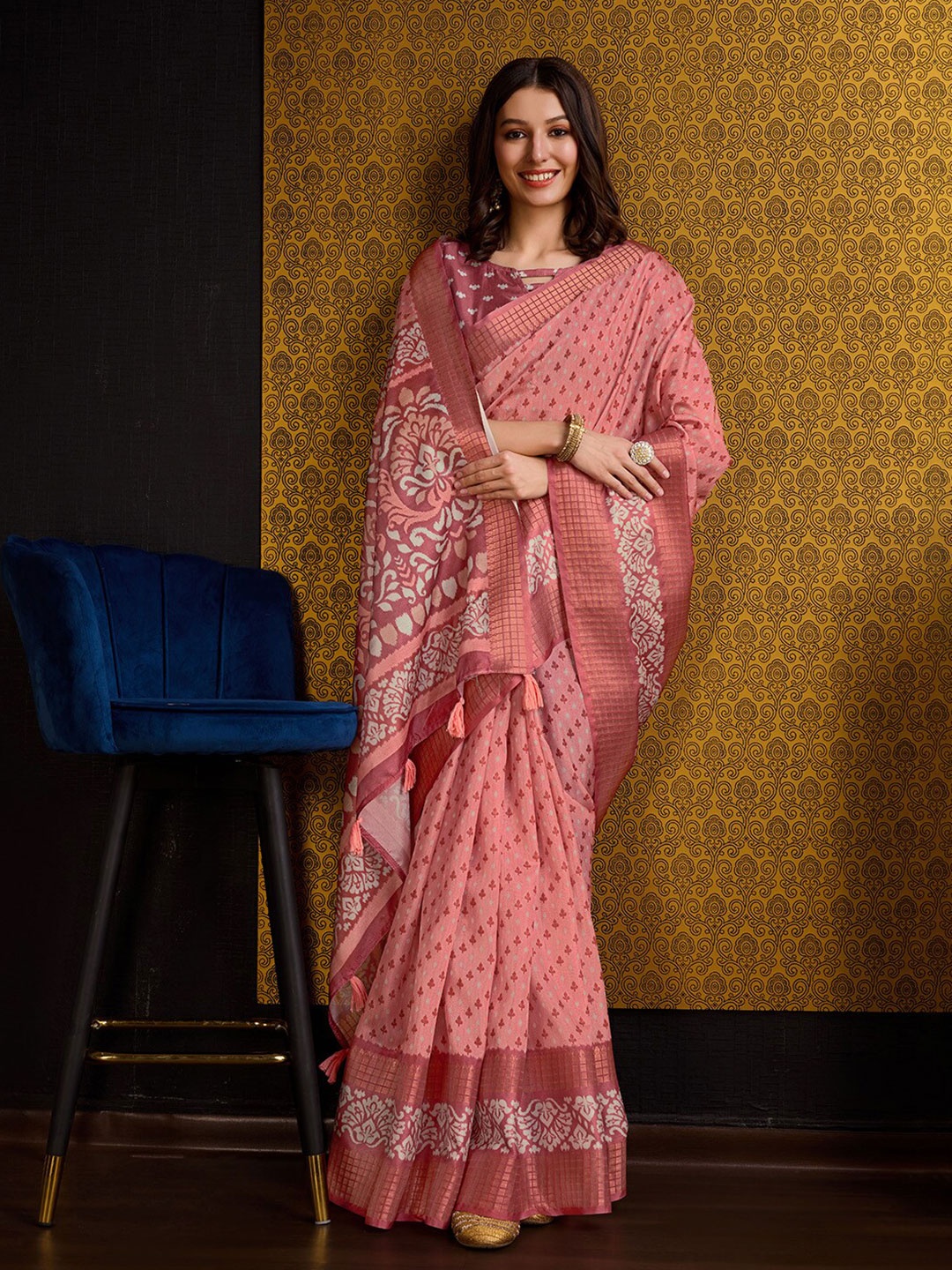 

Ishin Ethnic Motifs Printed Saree, Peach