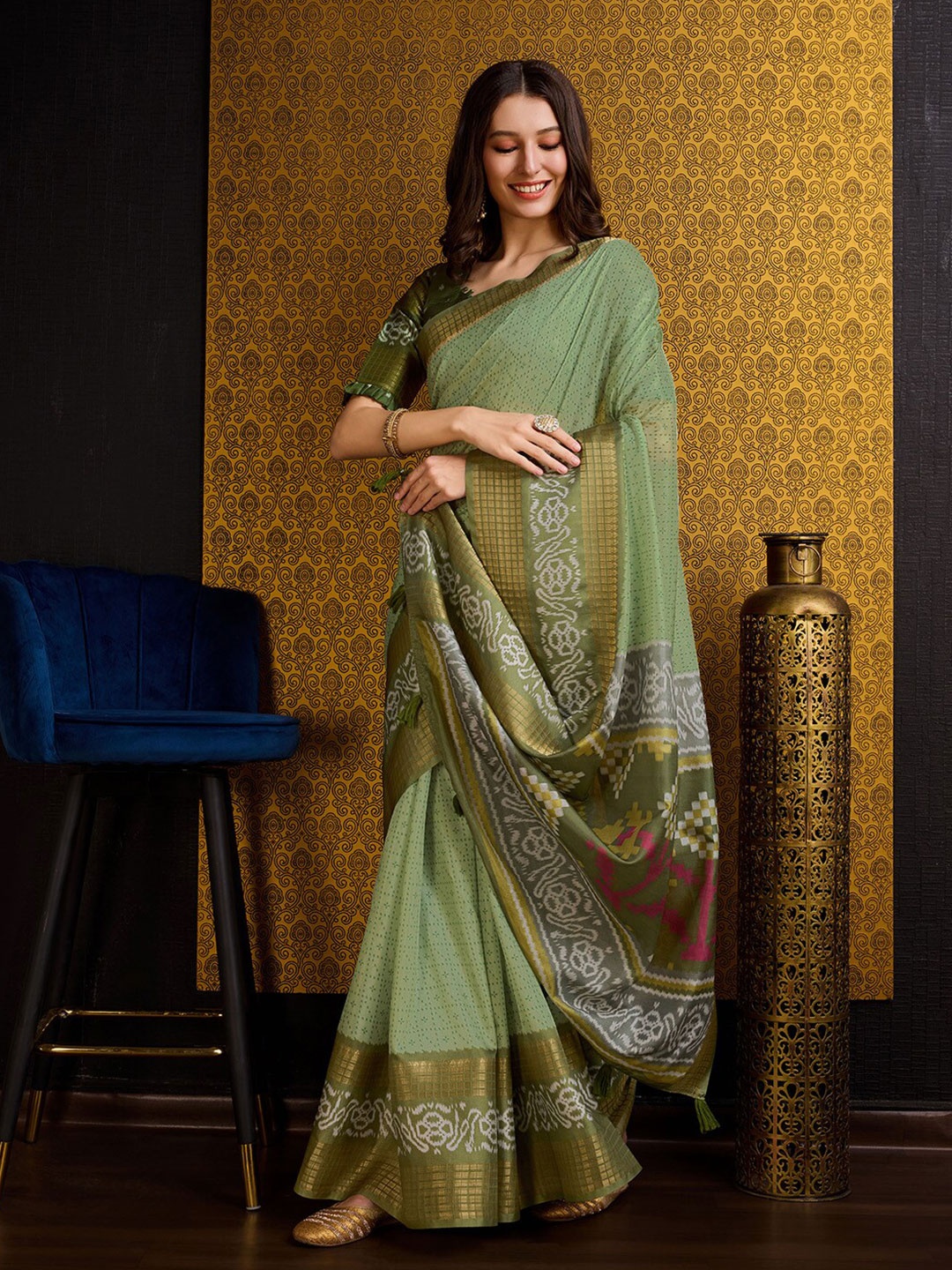 

Ishin Ethnic Motifs Printed Saree, Green
