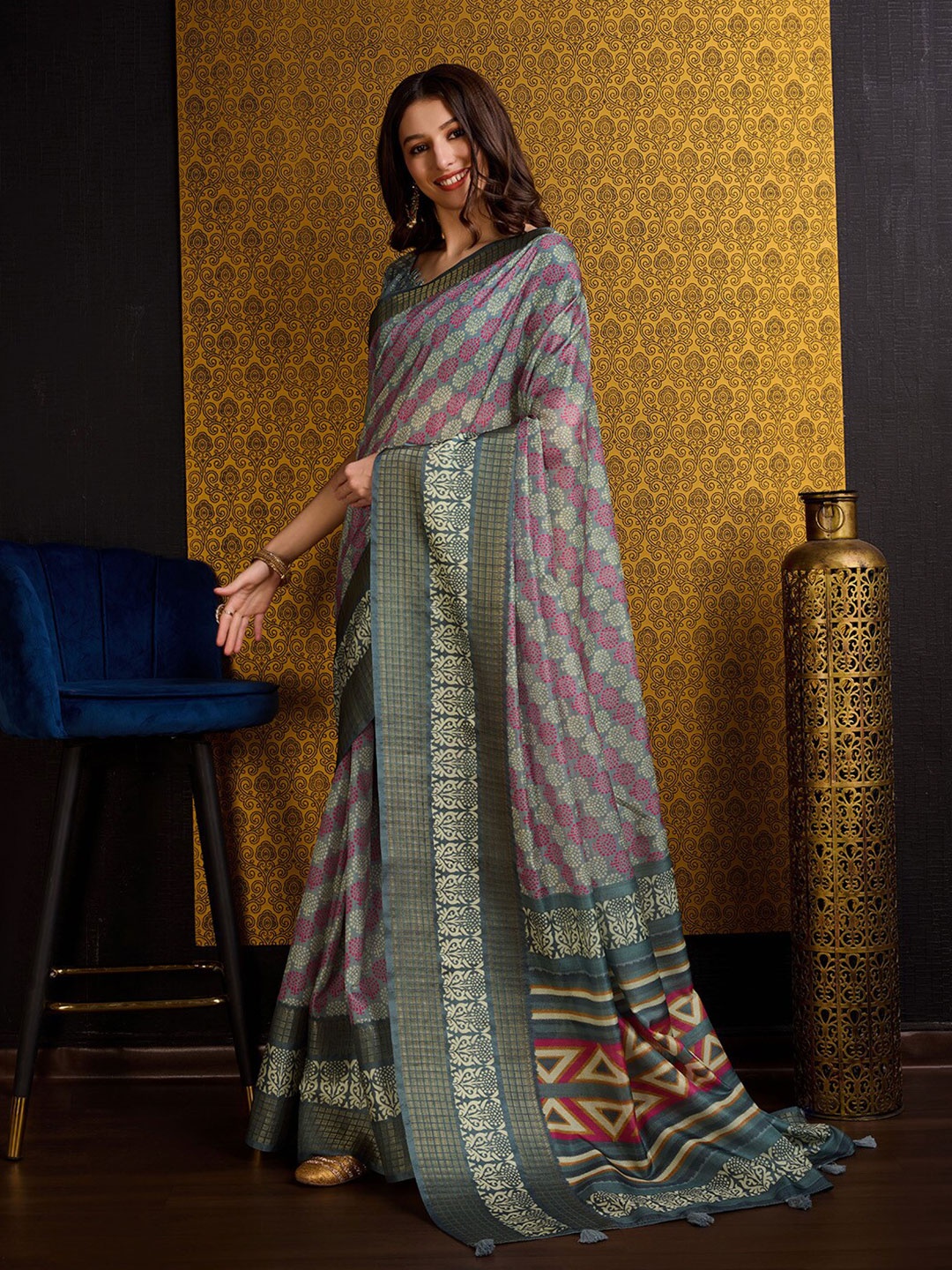 

Ishin Floral Printed Saree, Grey