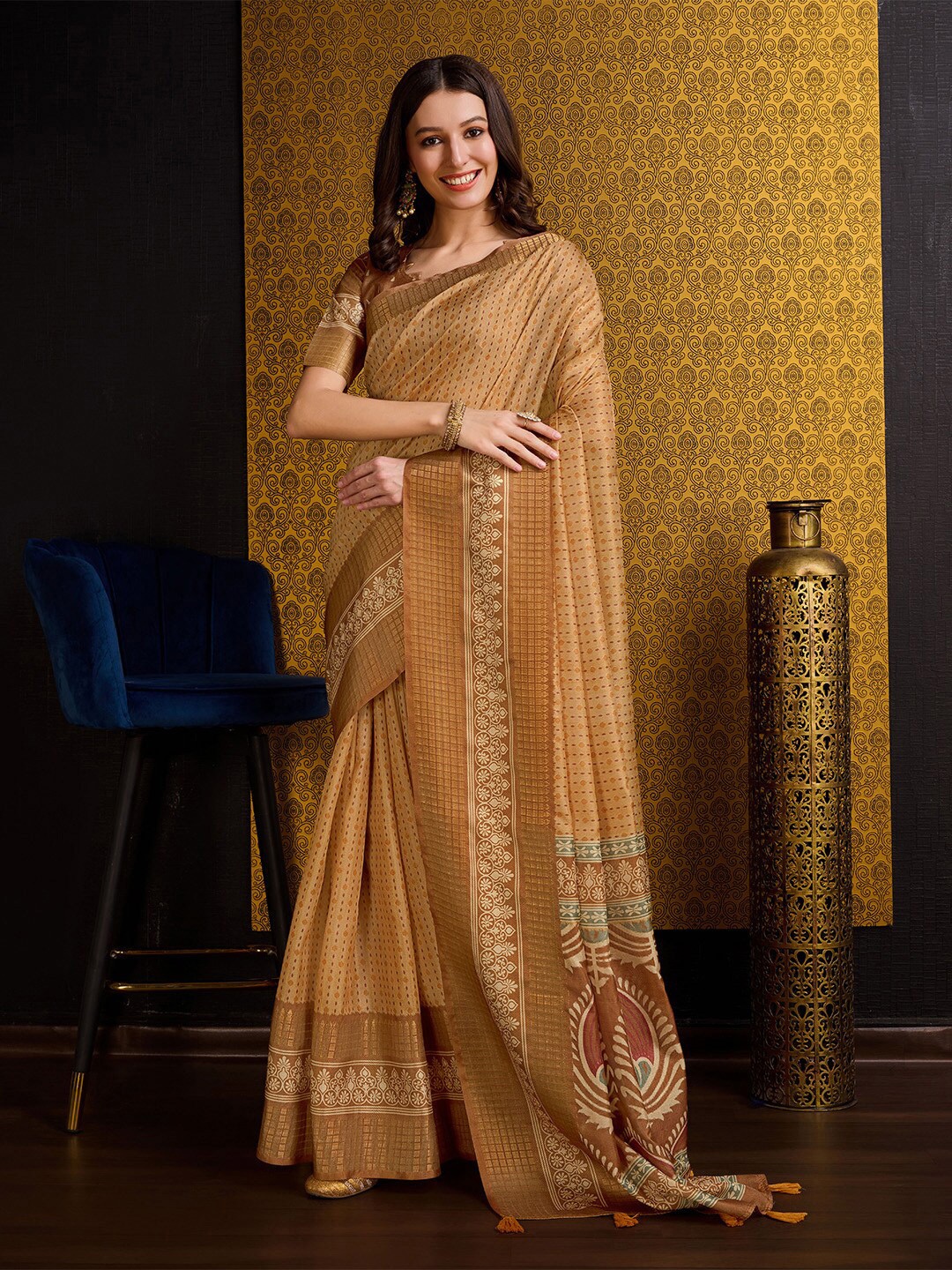 

Ishin Ethnic Motifs Saree, Yellow