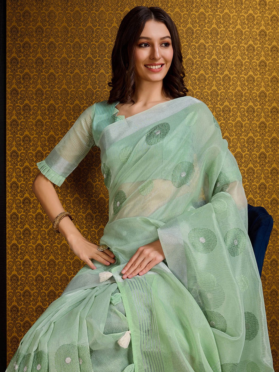 

Ishin Geometric Embroidered Saree, Green