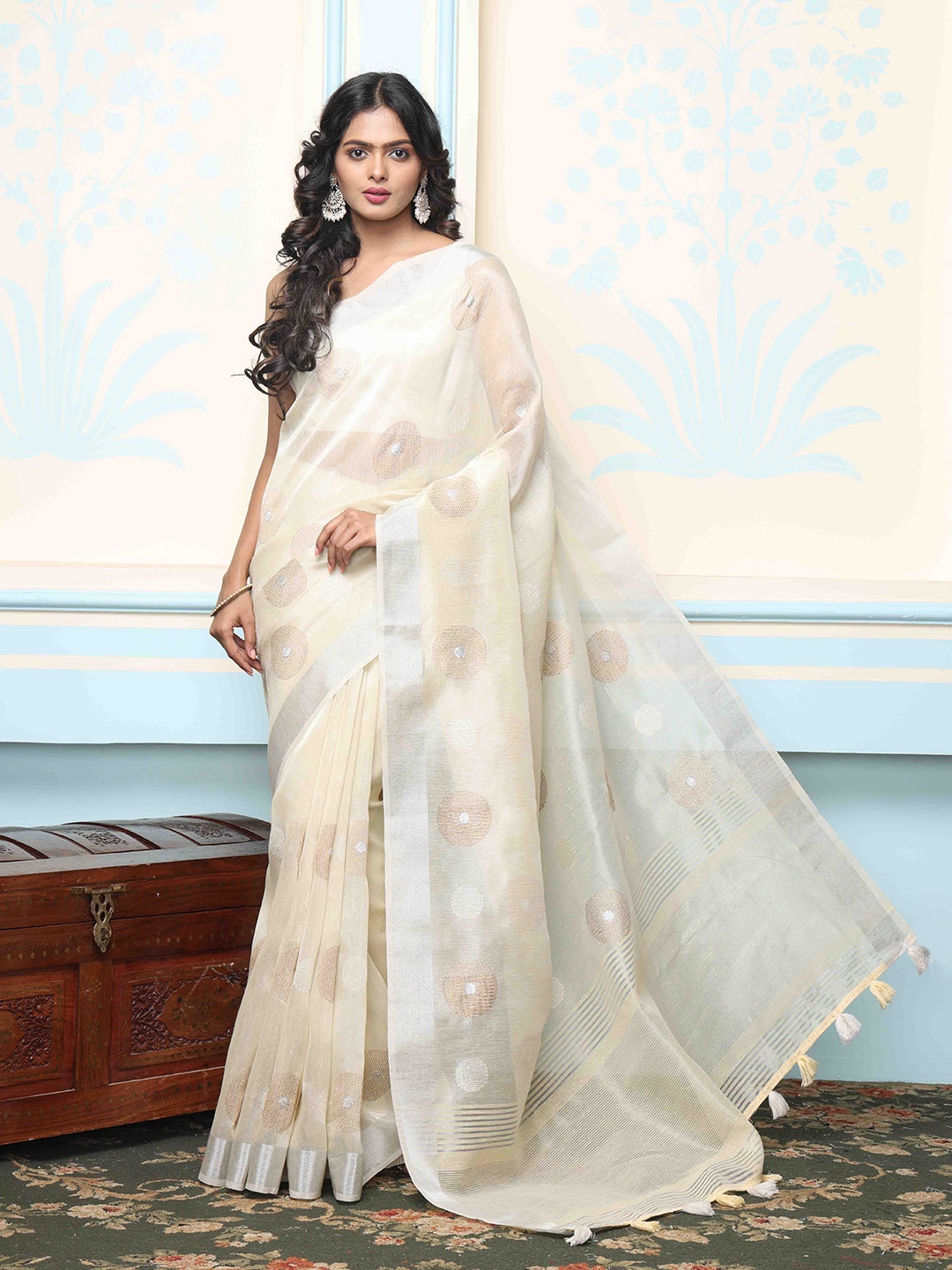 

Ishin Beige Geometric Embroidered Zari Saree
