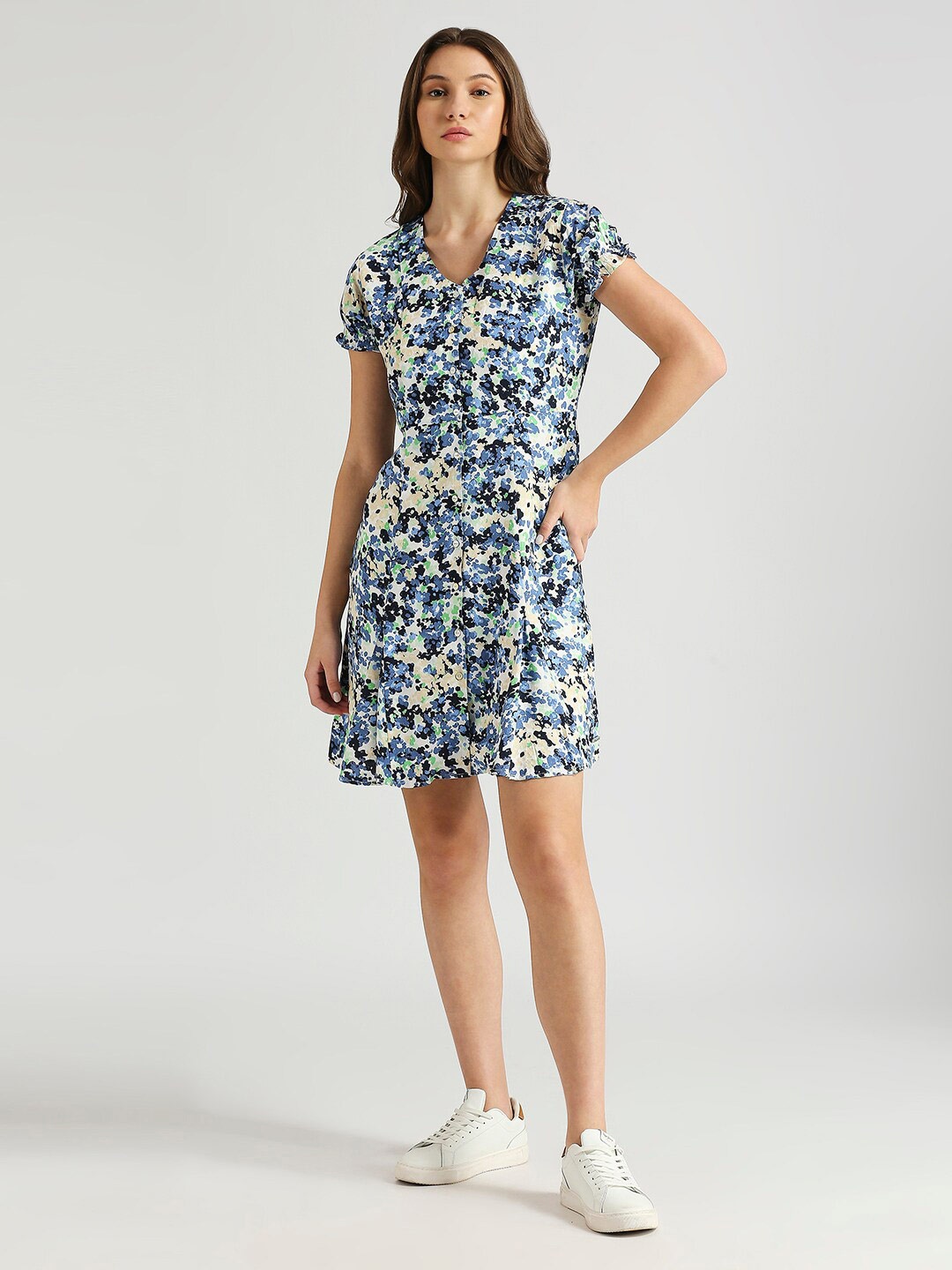 

Pepe Jeans Floral Printed Comfort Fit V-Neck Short Sleeves Sheath Dress, White
