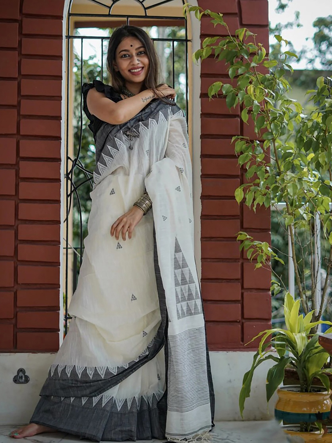 

KALINI Geometric Woven Design Saree, White