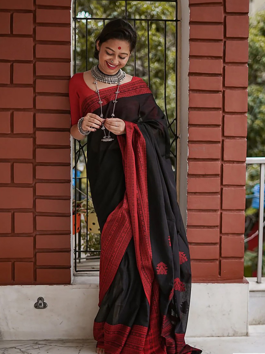 

KALINI Silk Blend Saree, Black