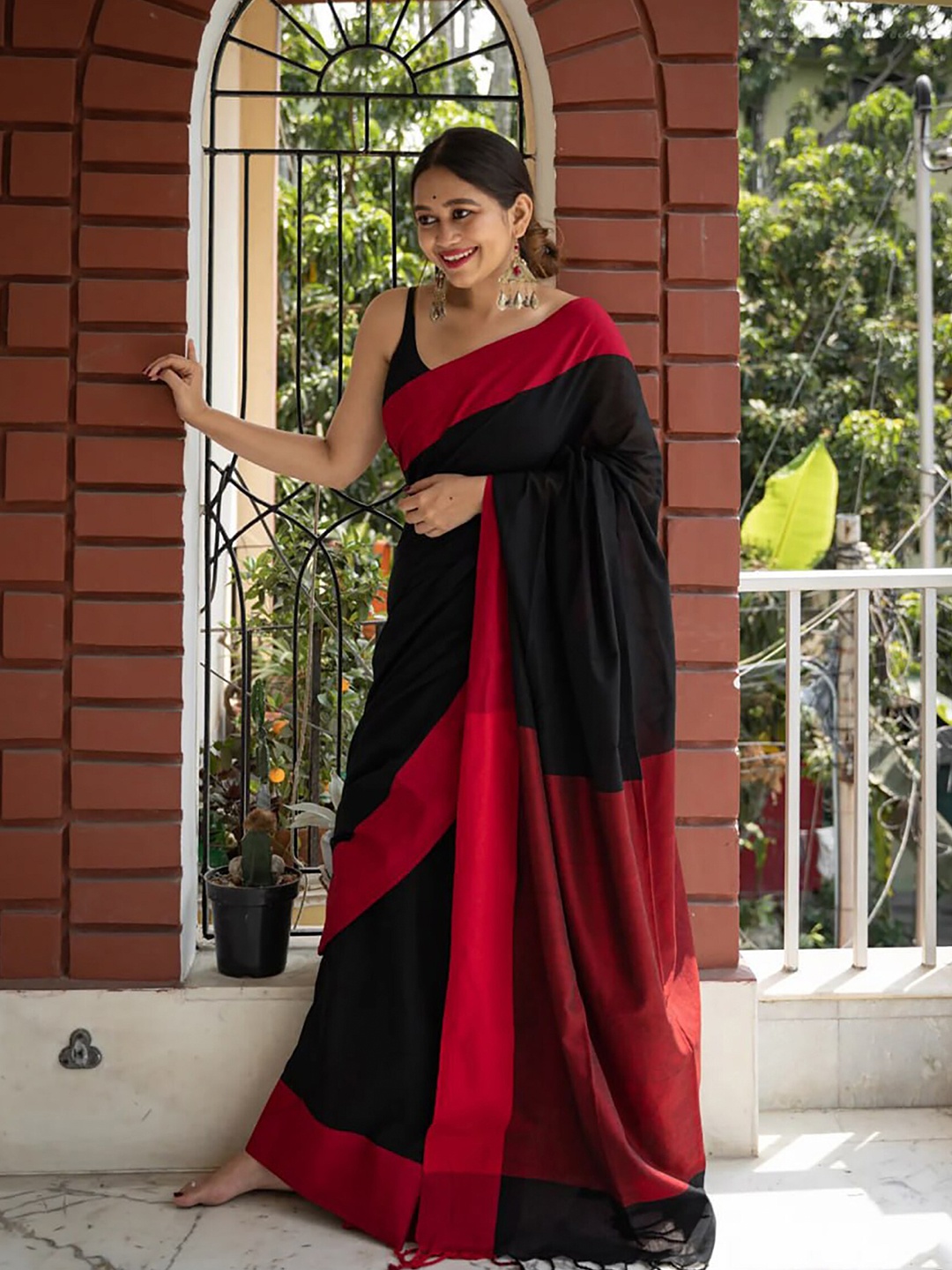 

KALINI Silk Blend Saree, Black