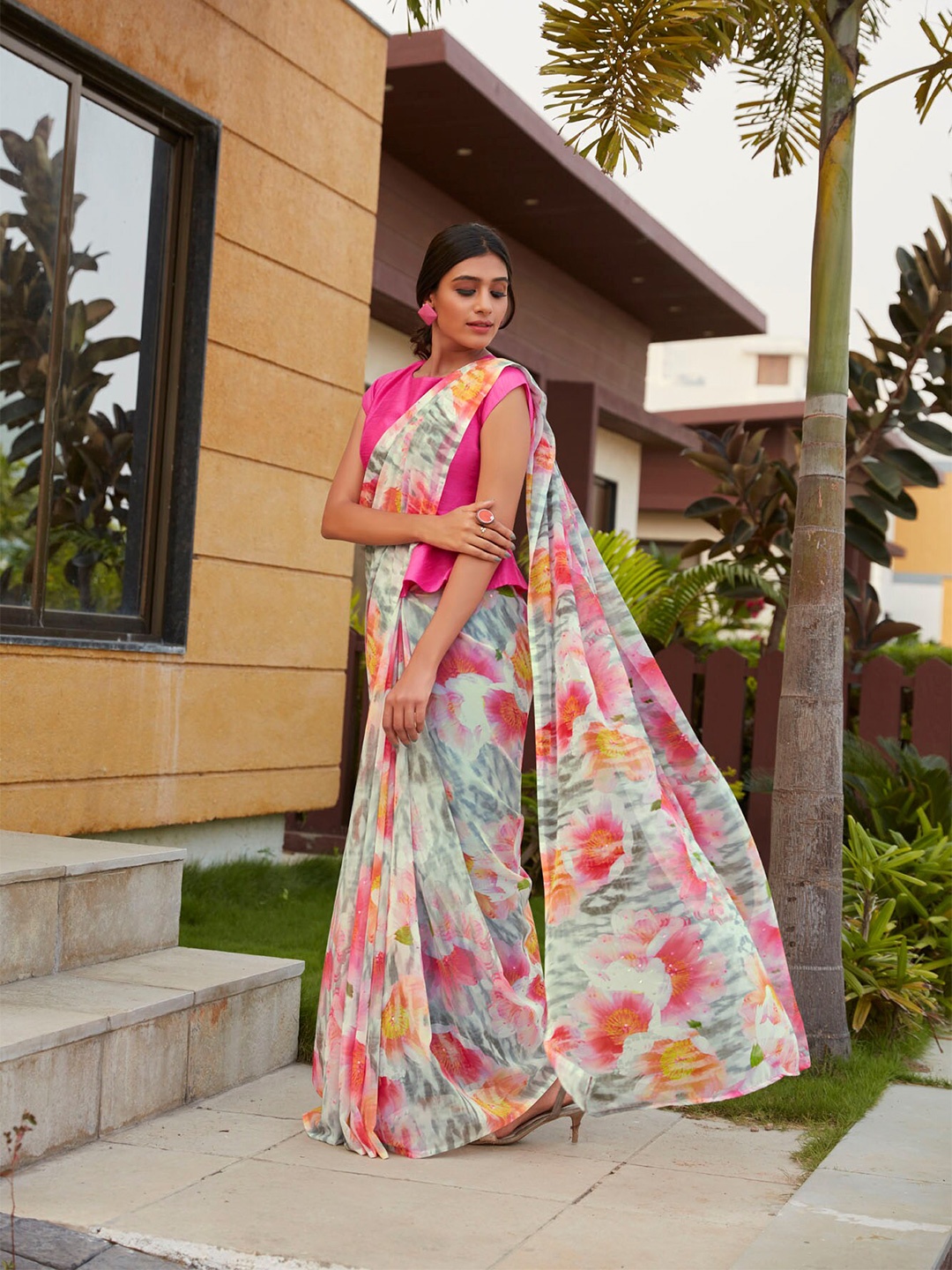 

Shaily Floral Printed Saree, Grey