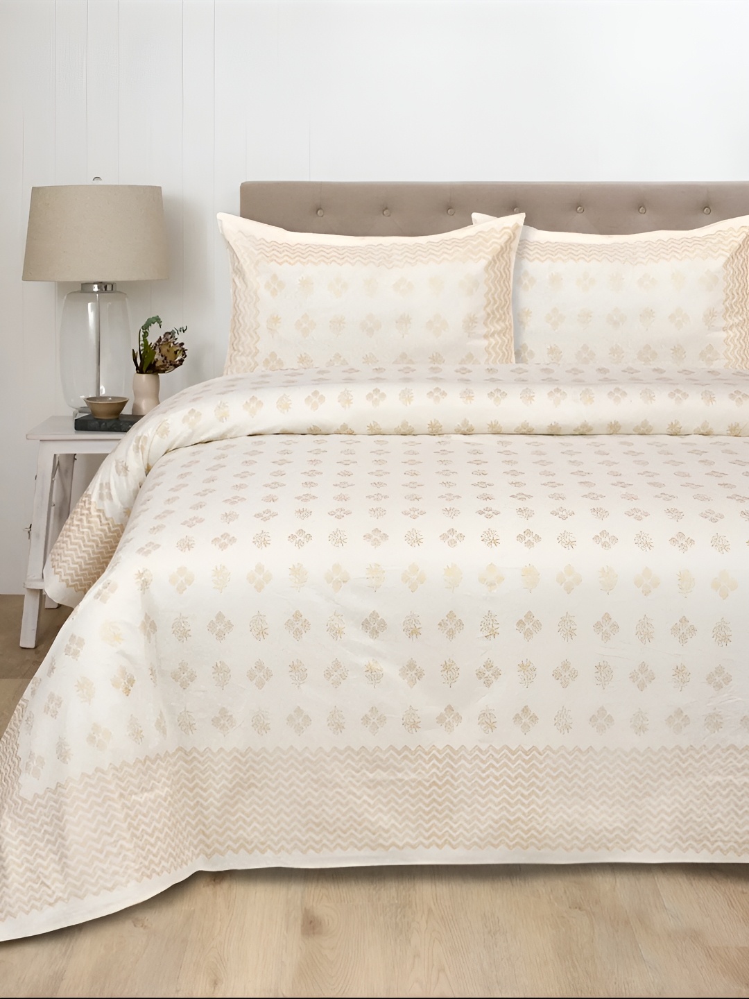 

LIVING ROOTS Gold-Toned & White 300 TC King Bedsheet with 2 Pillow Covers