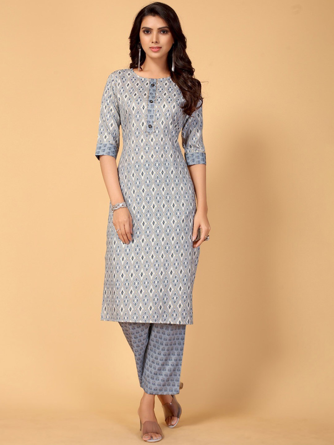 

DIVASTRI Floral Printed Regular Kurta with Trousers, Grey