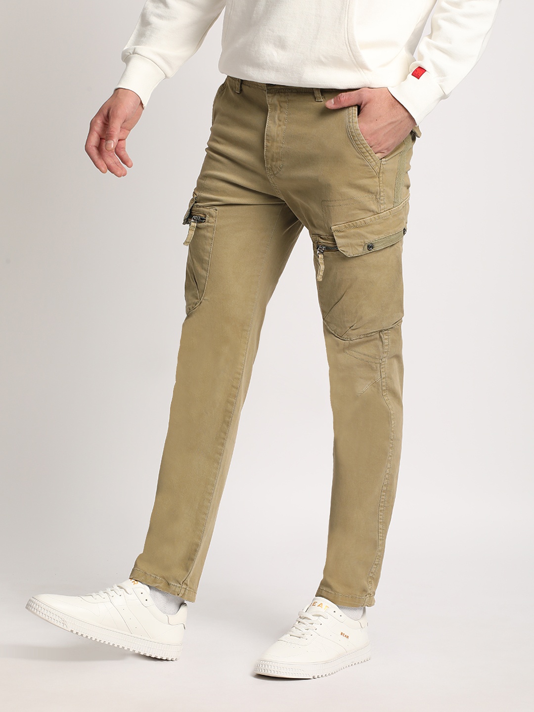 

THE BEAR HOUSE Men Slim Fit Mid-Rise Easy Wash Cargos Trousers, Beige