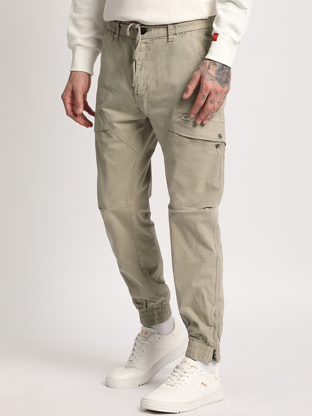 

THE BEAR HOUSE Men Mid-Rise Easy Wash Regular Fit Cargos Trousers, Beige
