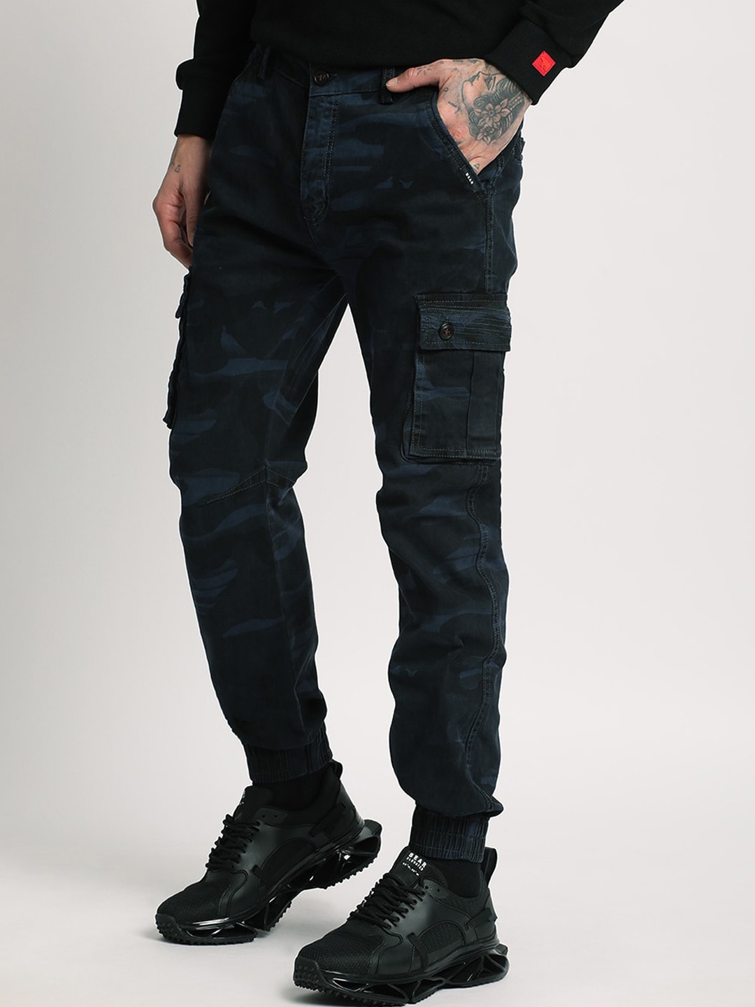 

THE BEAR HOUSE Men Camouflage Printed Mid-Rise Regular Fit Cargos Trousers, Blue