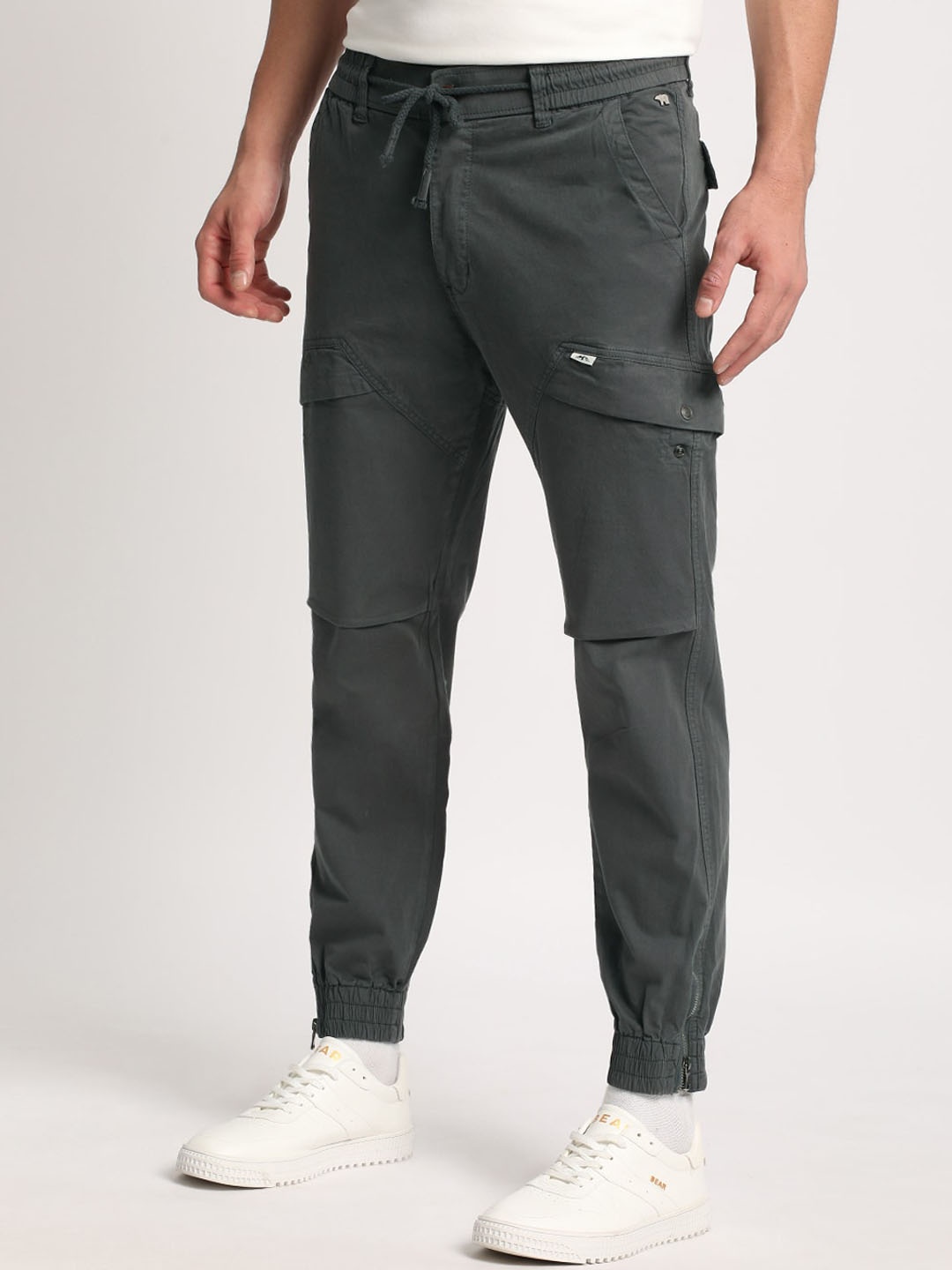 

THE BEAR HOUSE Men Mid-Rise Easy Wash Regular Fit Cargos Trousers, Grey