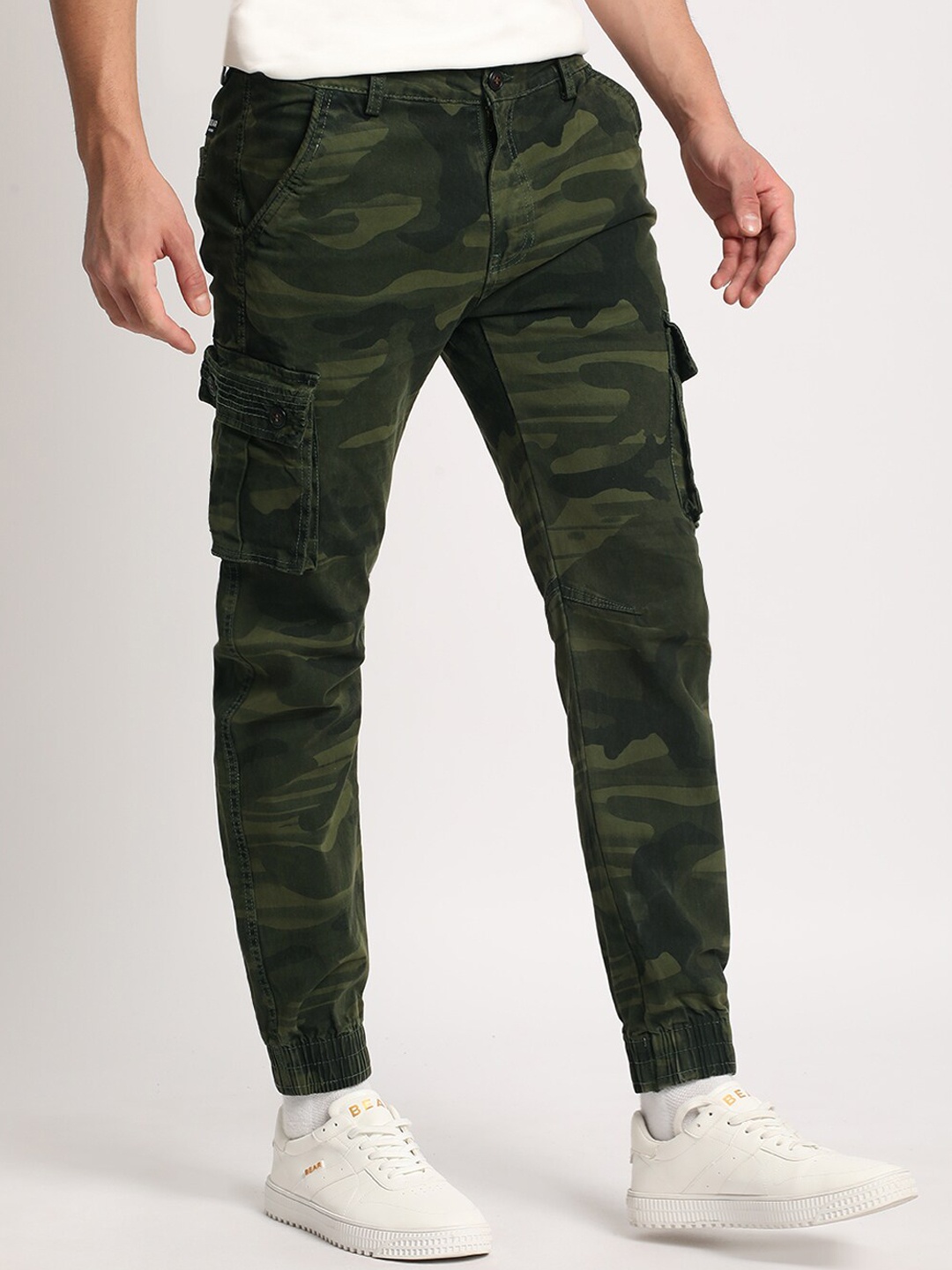 

THE BEAR HOUSE Men Camouflage Printed Mid-Rise Regular Fit Cargos Trousers, Olive