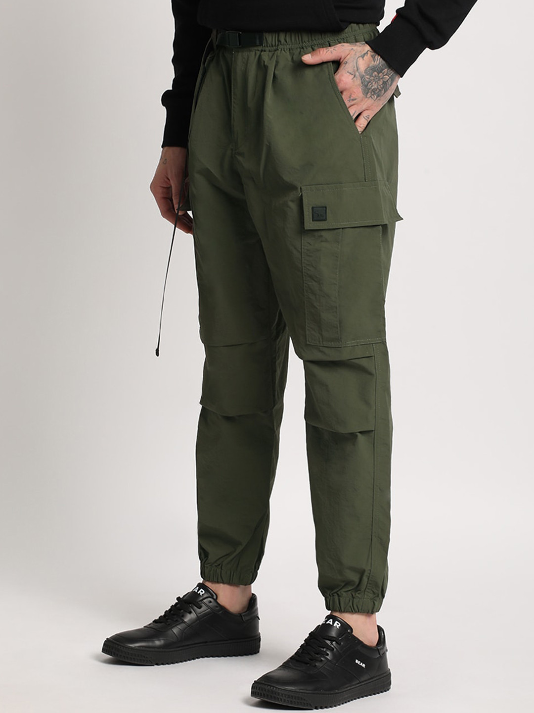 

THE BEAR HOUSE Men Loose Fit Mid-Rise Easy Wash Cargos Trousers, Green