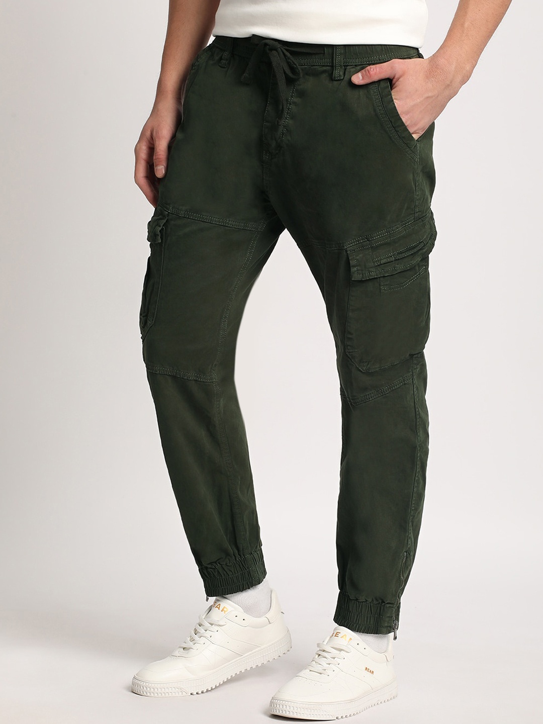 

THE BEAR HOUSE Men Mid-Rise Regular Fit Cargos Trousers, Green