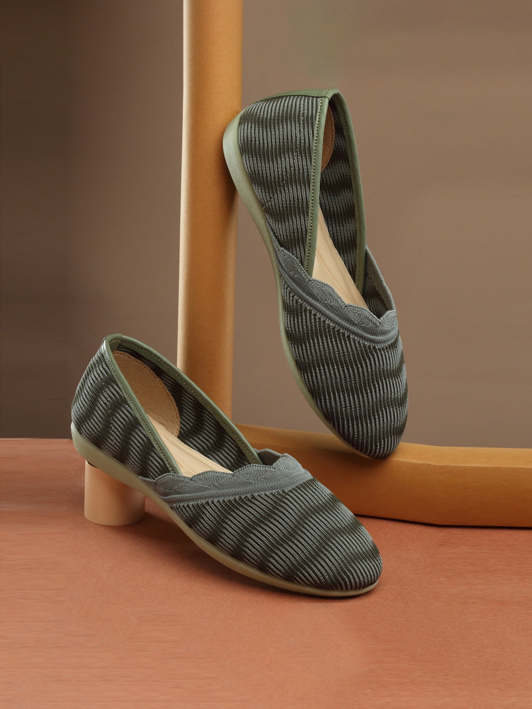

DEAS Women Woven Design Mojaris, Green