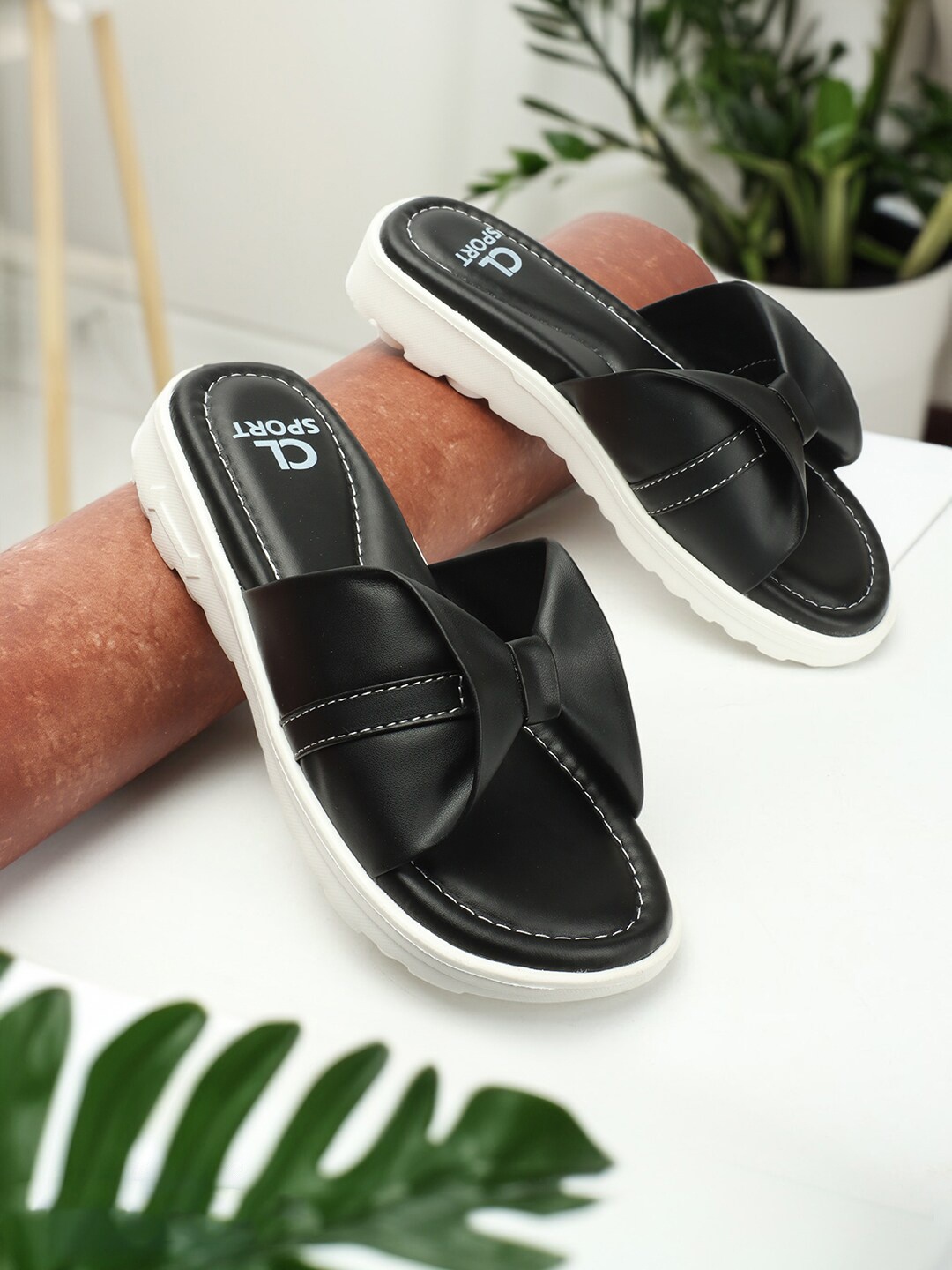 

Carlton London sports Women Textured Sliders, Black