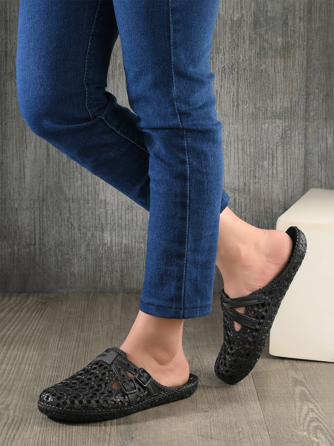 

Layasa Women Self Design Lightweight Slip On Flip-Flops, Black
