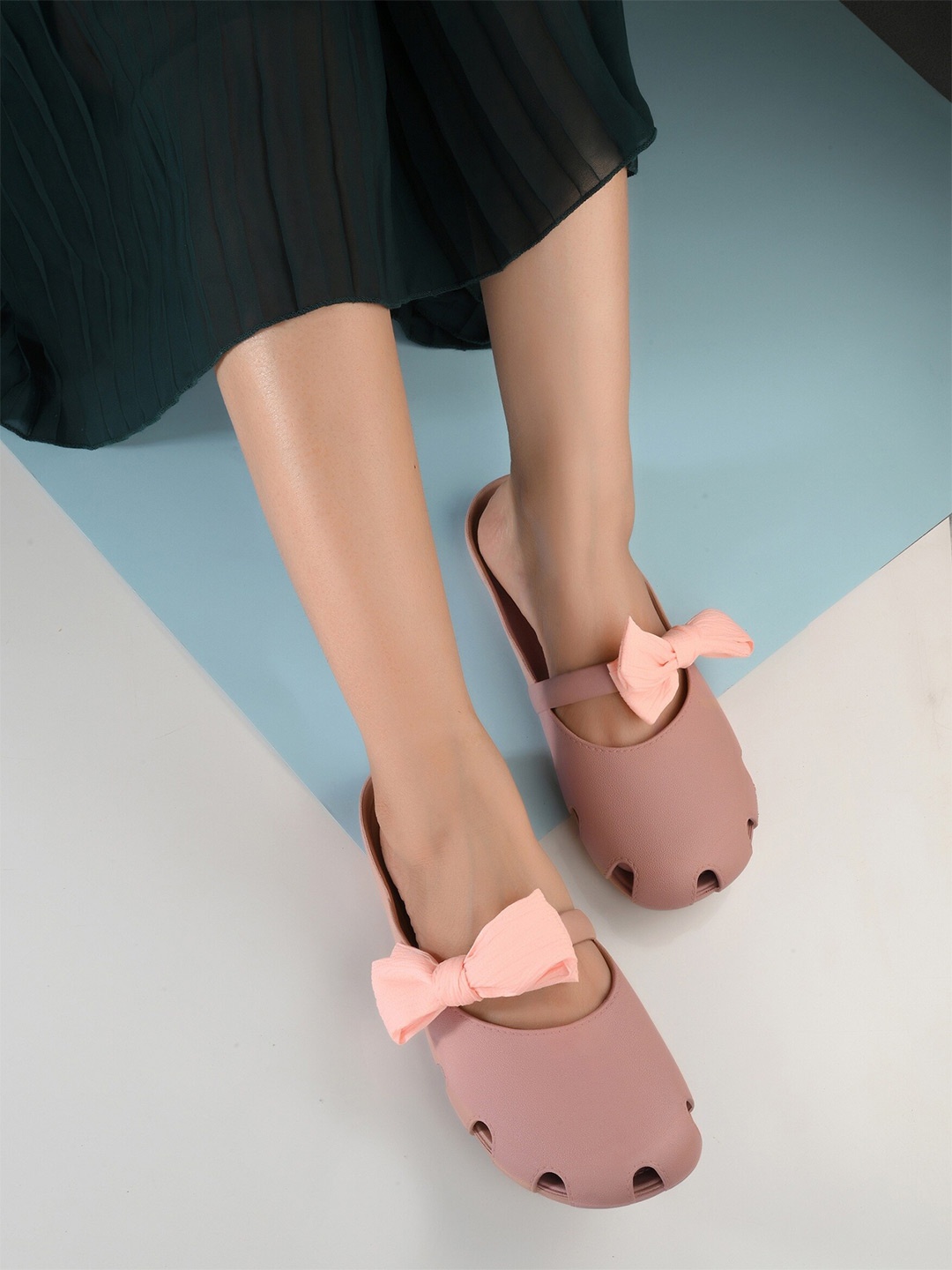 

Layasa Women Bow Detailed Lightweight Clogs, Mauve